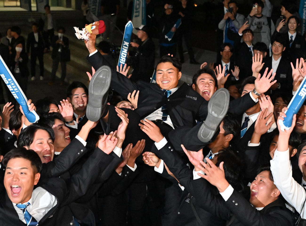 楽天からドラフト7位指名を受け胴上げされる近畿大学の阪上翔也（撮影・石井愛子）