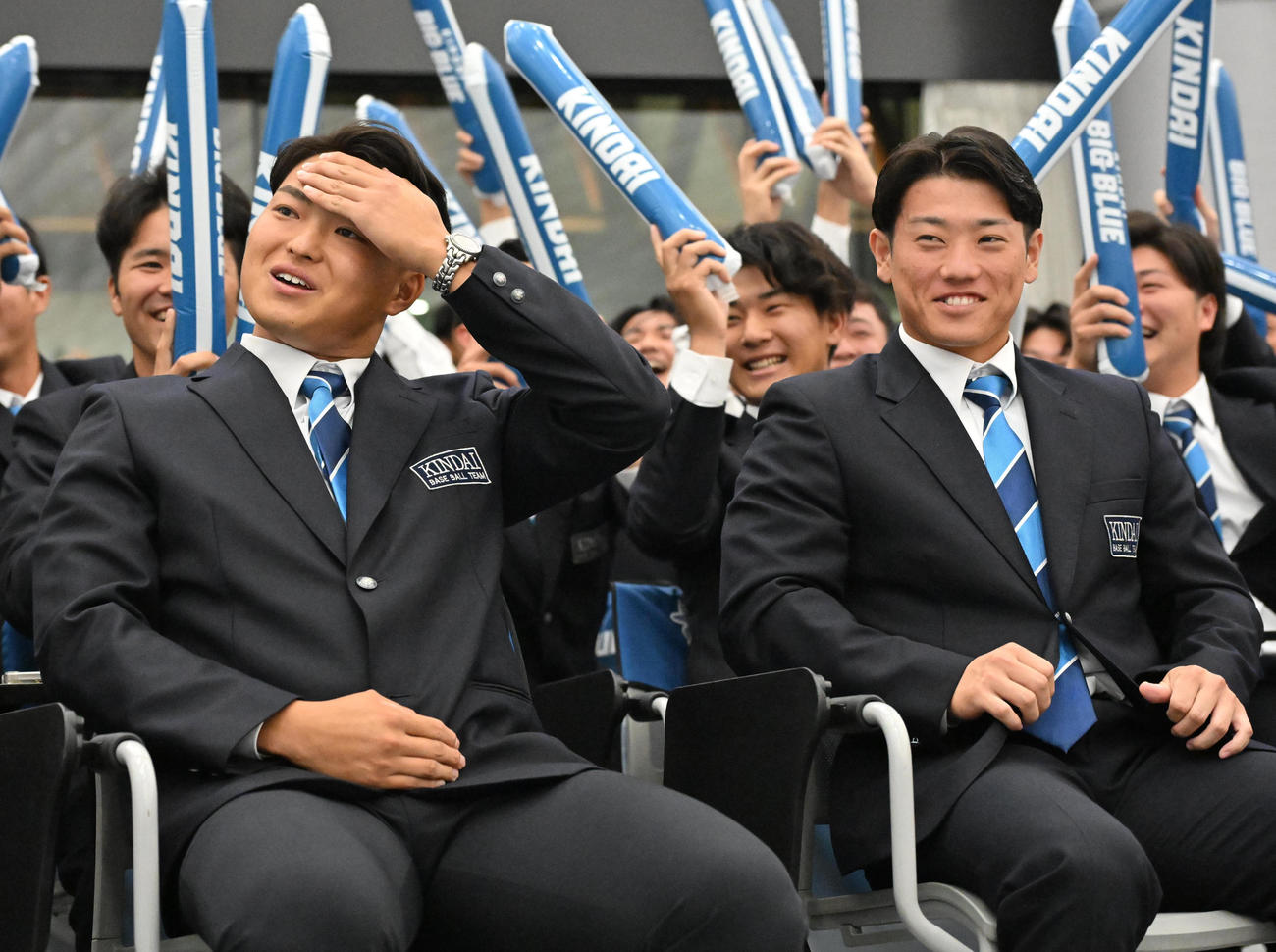 楽天からドラフト7位指名を受けた近畿大学の阪上翔也（左）、広島からドラフト3位指名を受けた近畿大学の勝田成（撮影・石井愛子）