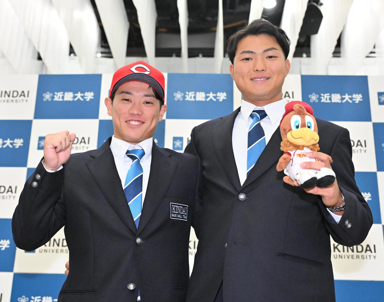 広島からドラフト3位指名を受けた近大・勝田（左）、楽天ドラフト7位指名の阪上（撮影・石井愛子）