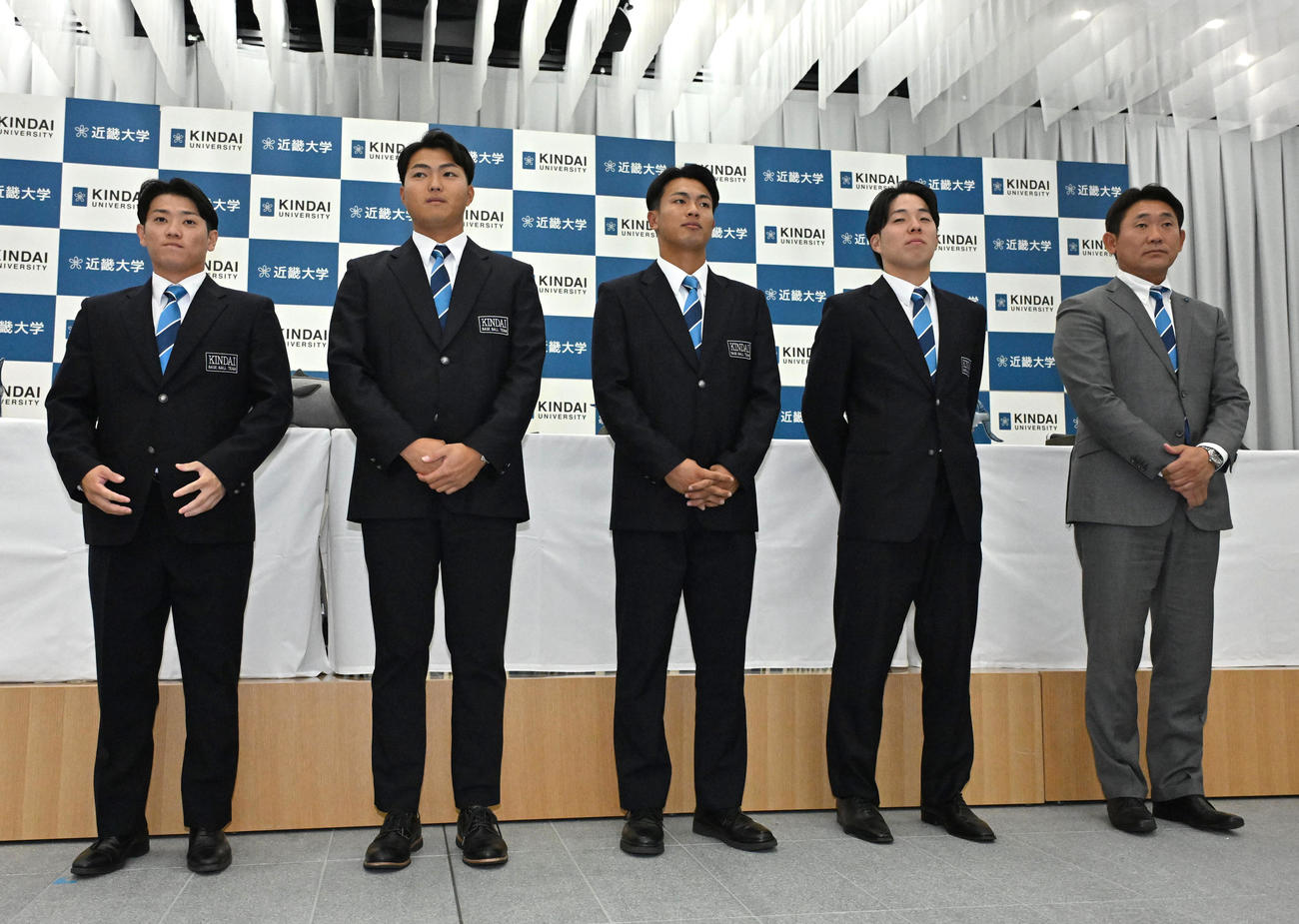 関係者らにあいさつをする（左から）近畿大学の勝田成、阪上翔也、野間翔一郎、野口練、光元一洋監督（撮影・石井愛子）