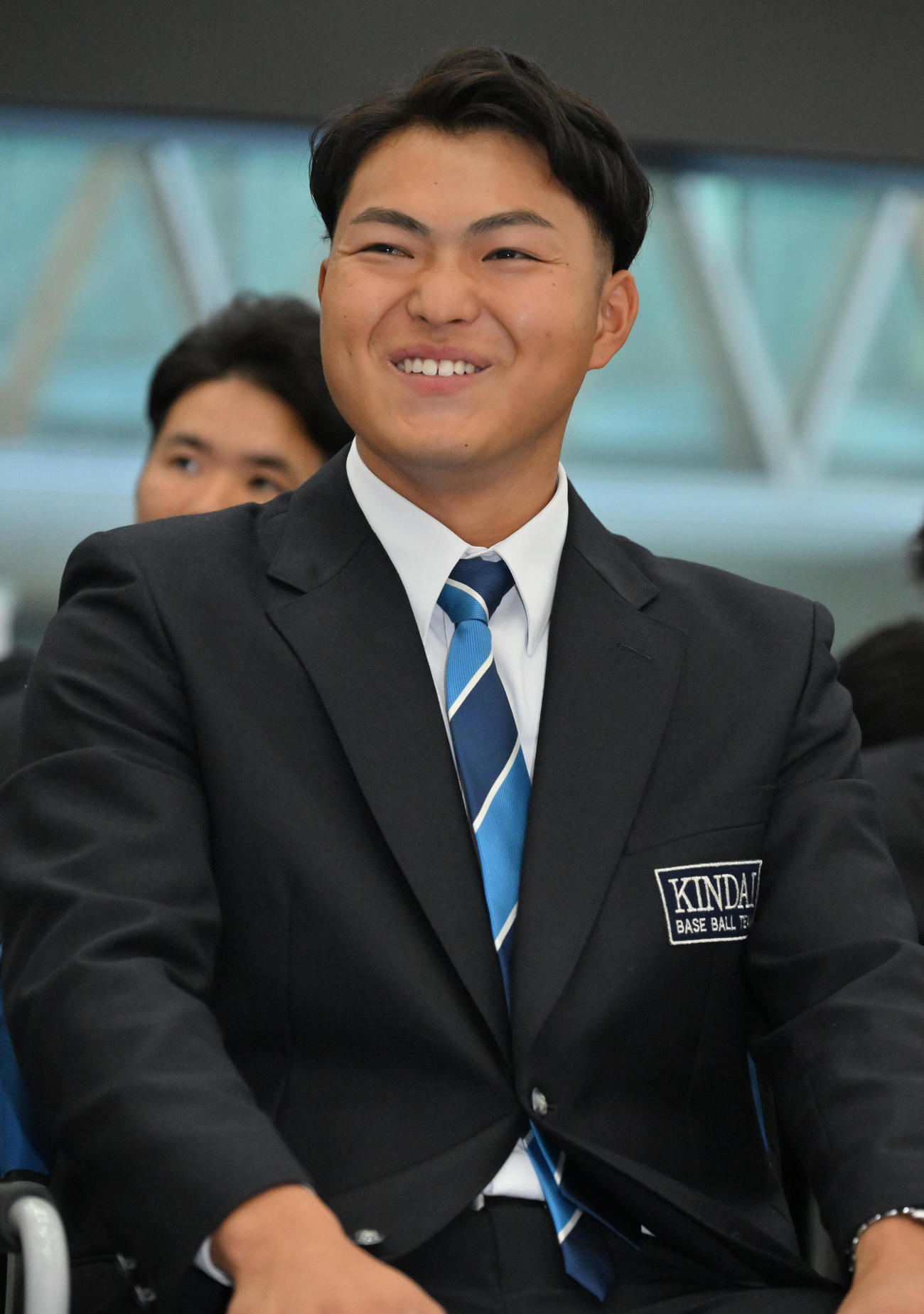 ドラフト会議で指名がかかるのを待つ近畿大学の阪上翔也（撮影・石井愛子）