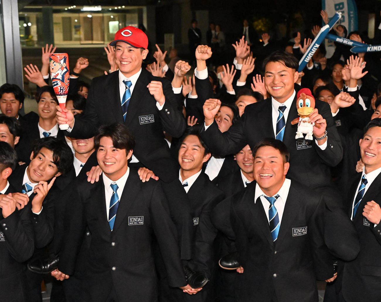 広島からドラフト3位指名を受けた近畿大学の勝田成（左）、楽天からドラフト7位指名を受けた近畿大学の阪上翔也（撮影・石井愛子）