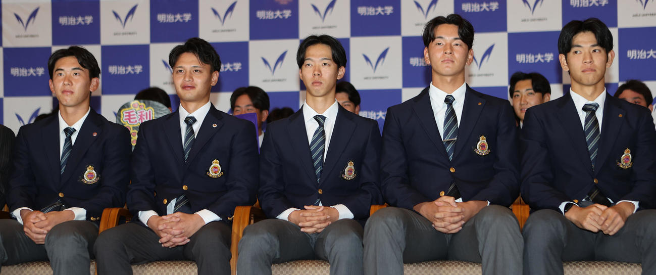 ドラフト会議の中継を見守る、左から明大・小島、毛利、大川、高須、久野（撮影・水谷安孝）