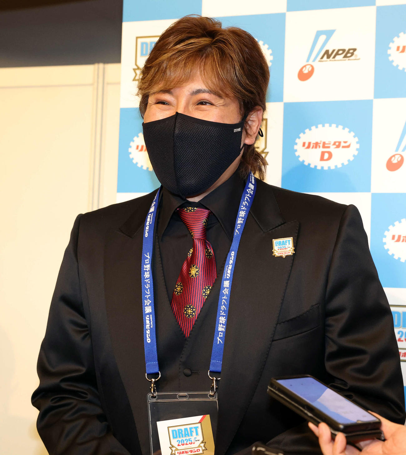 ドラフト1順目を終え、笑顔で報道陣の質問に答える日本ハム新庄監督（撮影・浅見桂子）