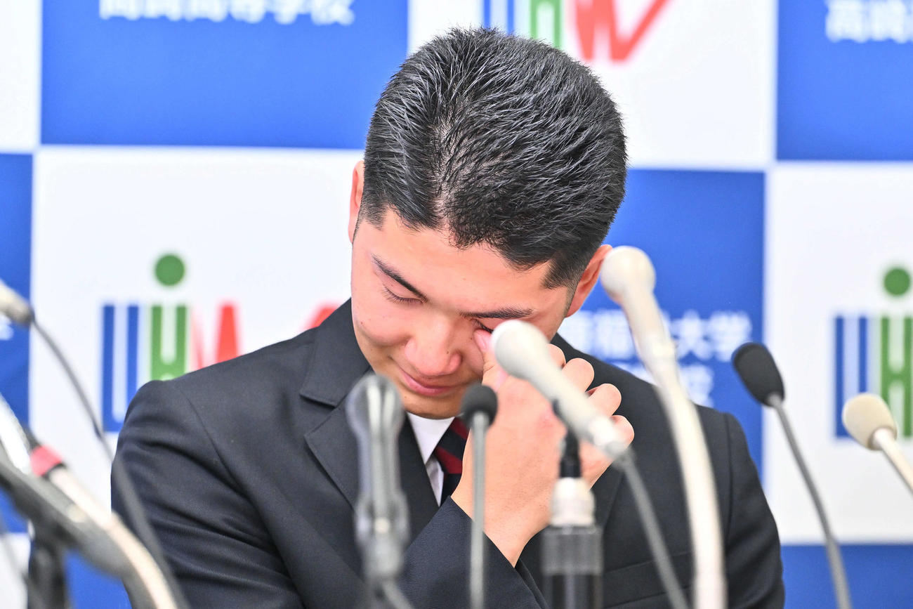 オリックスからドラフト3位で指名された健大高崎・佐藤は涙をぬぐう（撮影・滝沢徹郎）