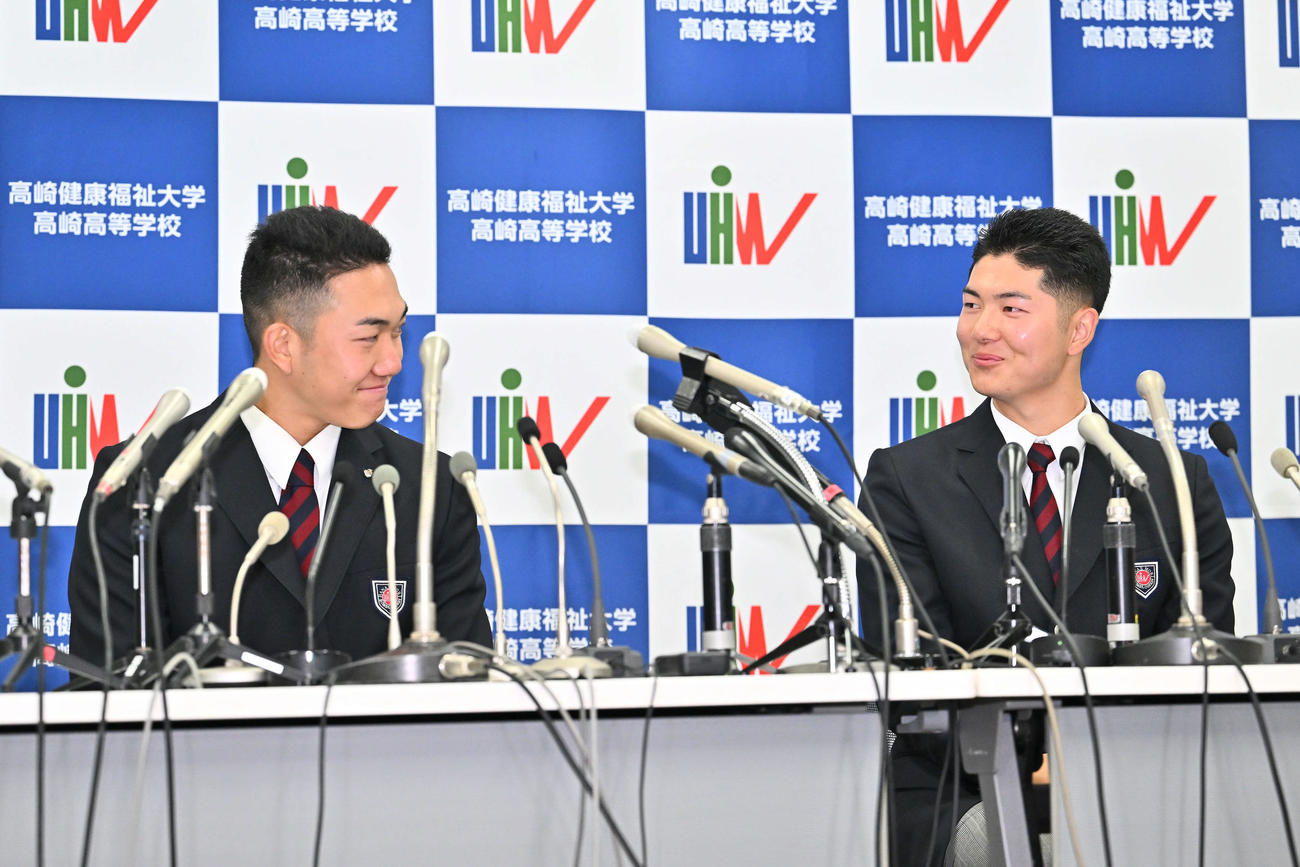 ロッテからドラフト1位で指名された健大高崎・石垣（左）とオリックスからドラフト3位で指名された佐藤はお互いに感謝の言葉を口にする（撮影・滝沢徹郎）