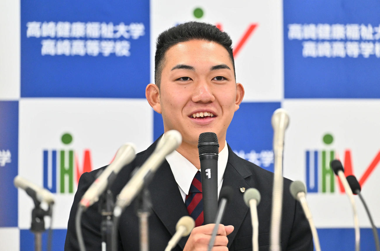 ロッテからドラフト1位で指名され会見する健大高崎・石垣（撮影・滝沢徹郎）