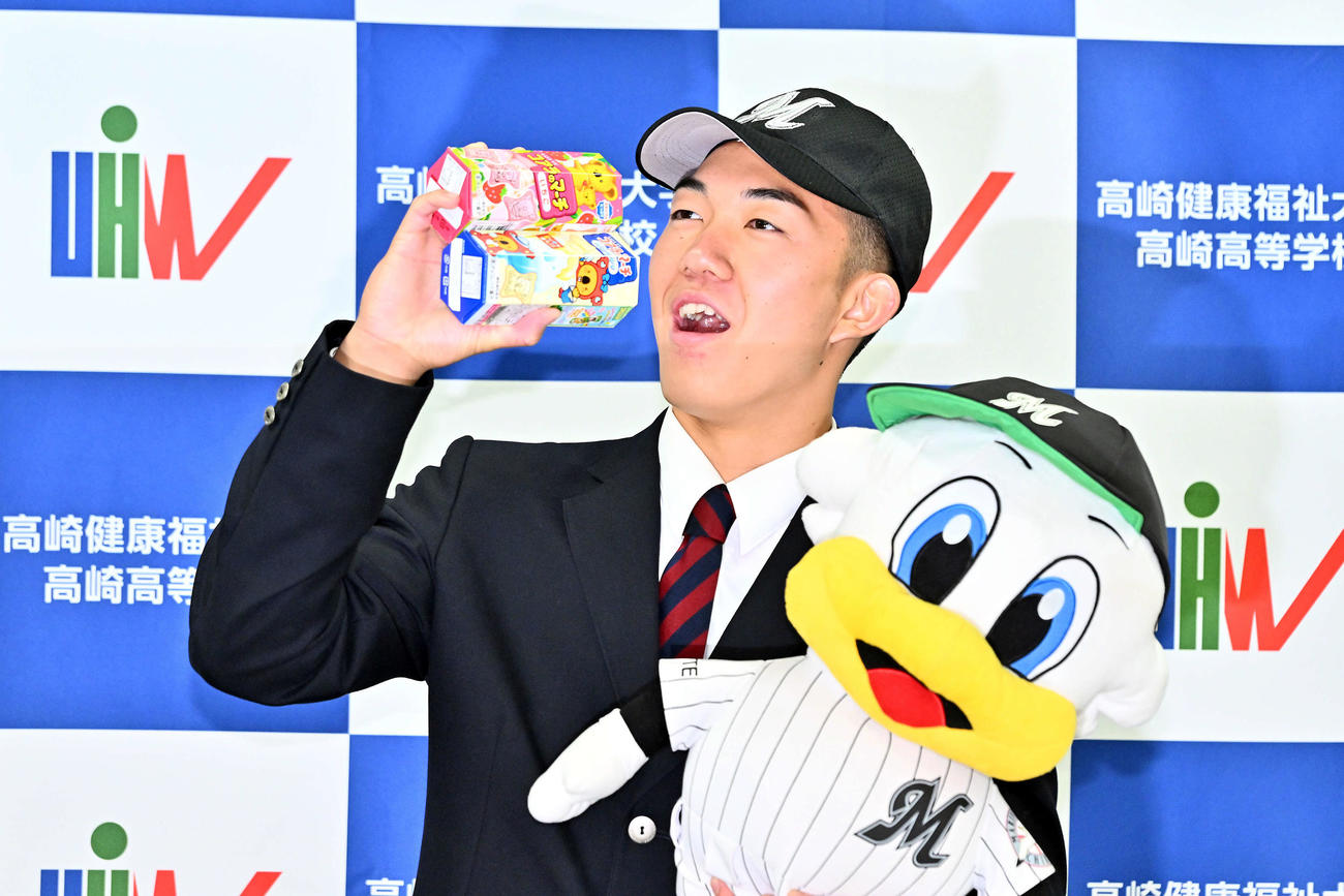 ロッテからドラフト1位で指名された健大高崎・石垣はロッテのお菓子を食べる（撮影・滝沢徹郎）