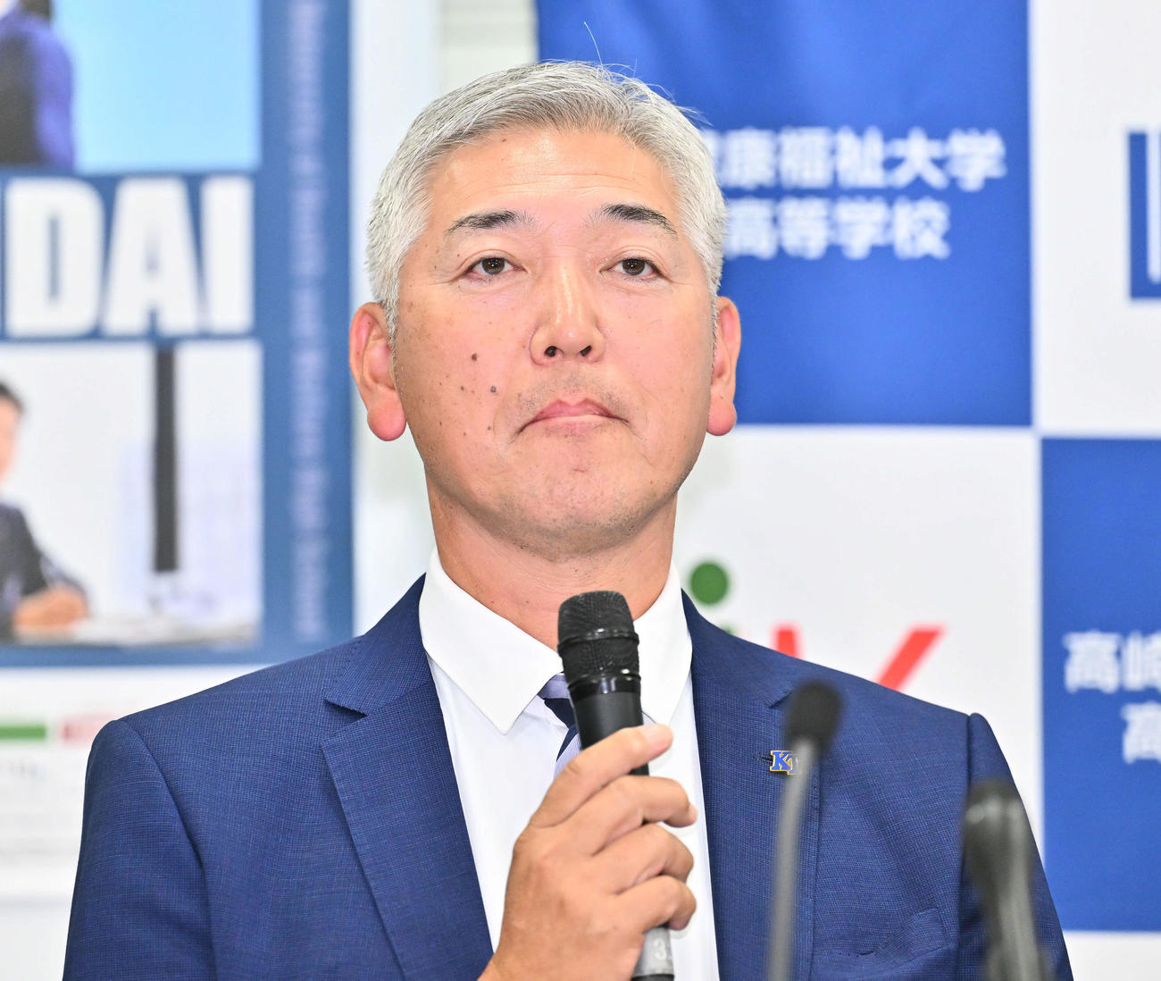 会見する健大高崎・青柳監督（撮影・滝沢徹郎）