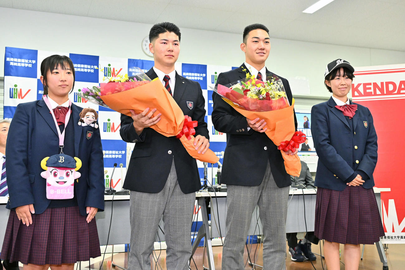 ロッテからドラフト1位で指名された健大高崎・石垣（左から3人目）とオリックスからドラフト3位で指名された佐藤（左から2人目）はチームメートから花束を受け取る（撮影・滝沢徹郎）