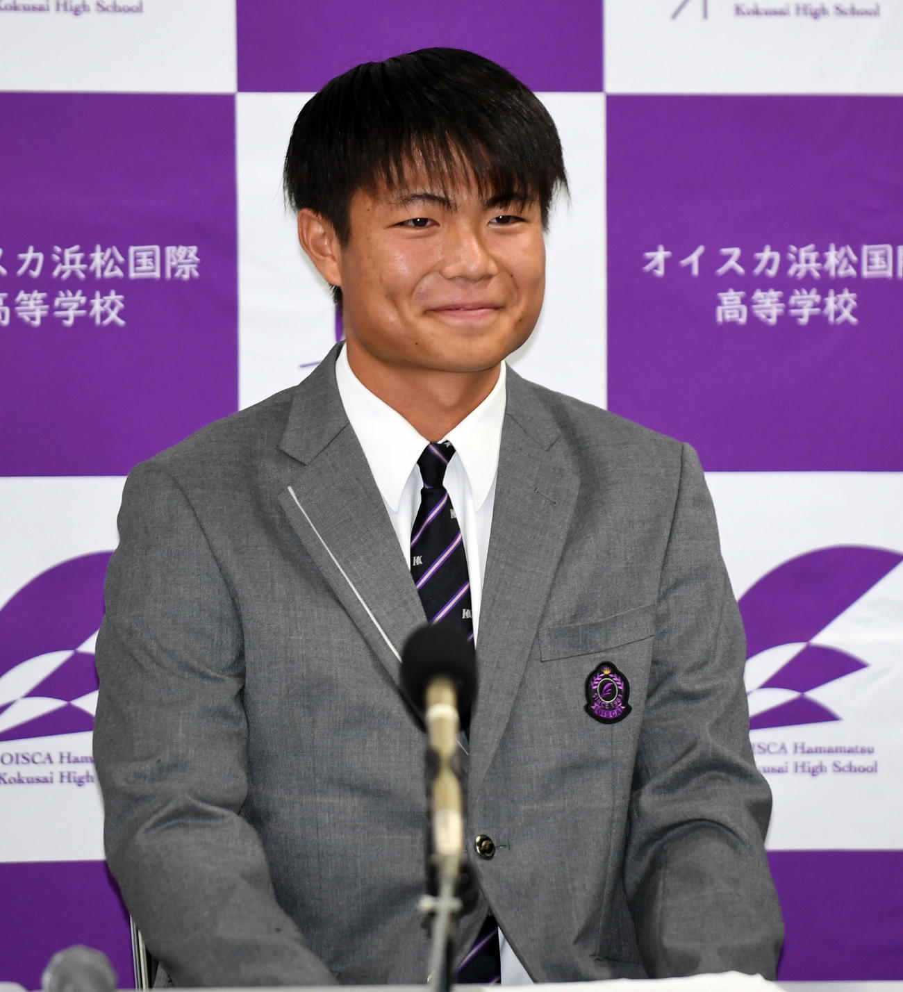 ソフトバンク育成4位で指名され、笑顔を見せるオイスカ浜松国際・大橋