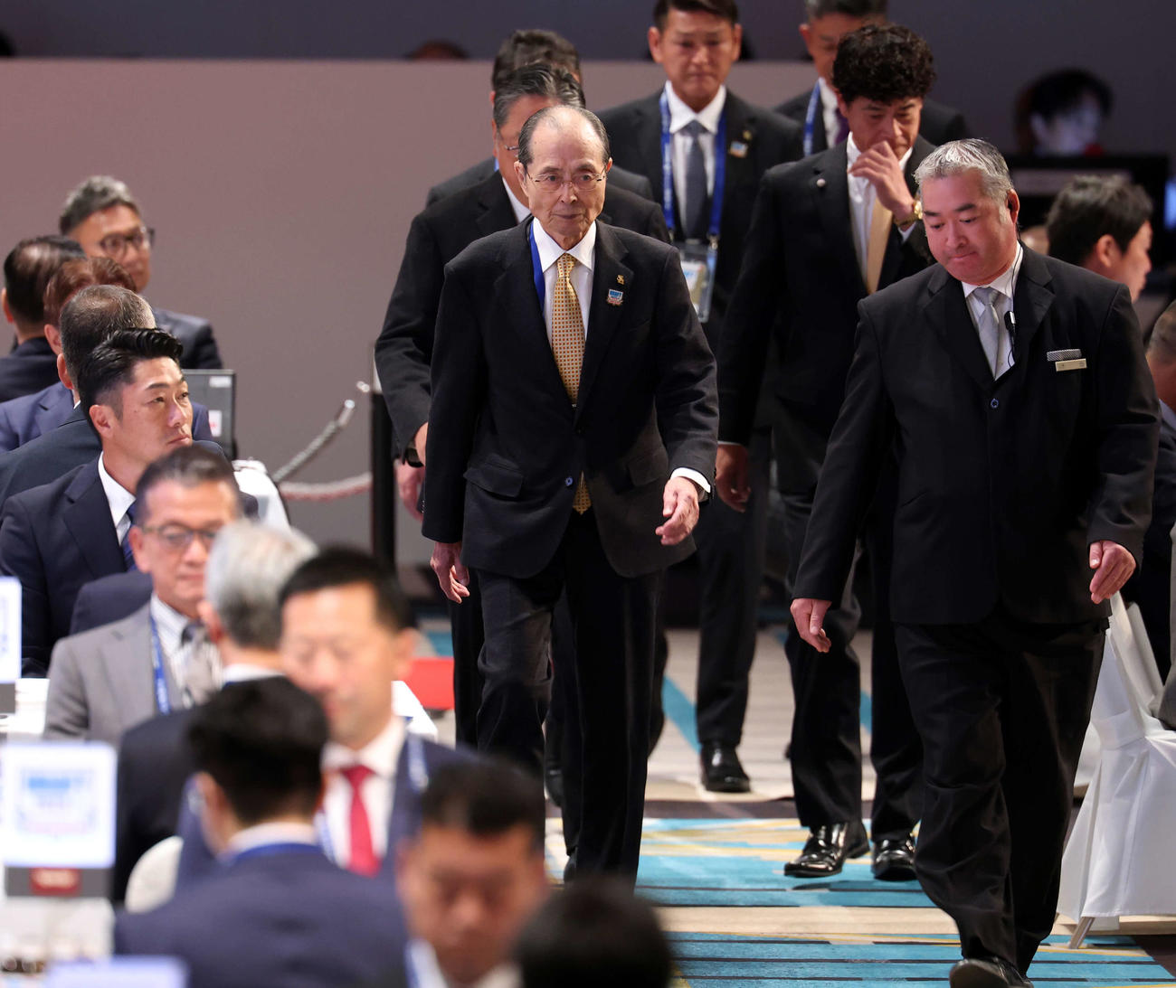 ドラフト会議に臨むソフトバンク王会長（中央）ら（撮影・浅見桂子）