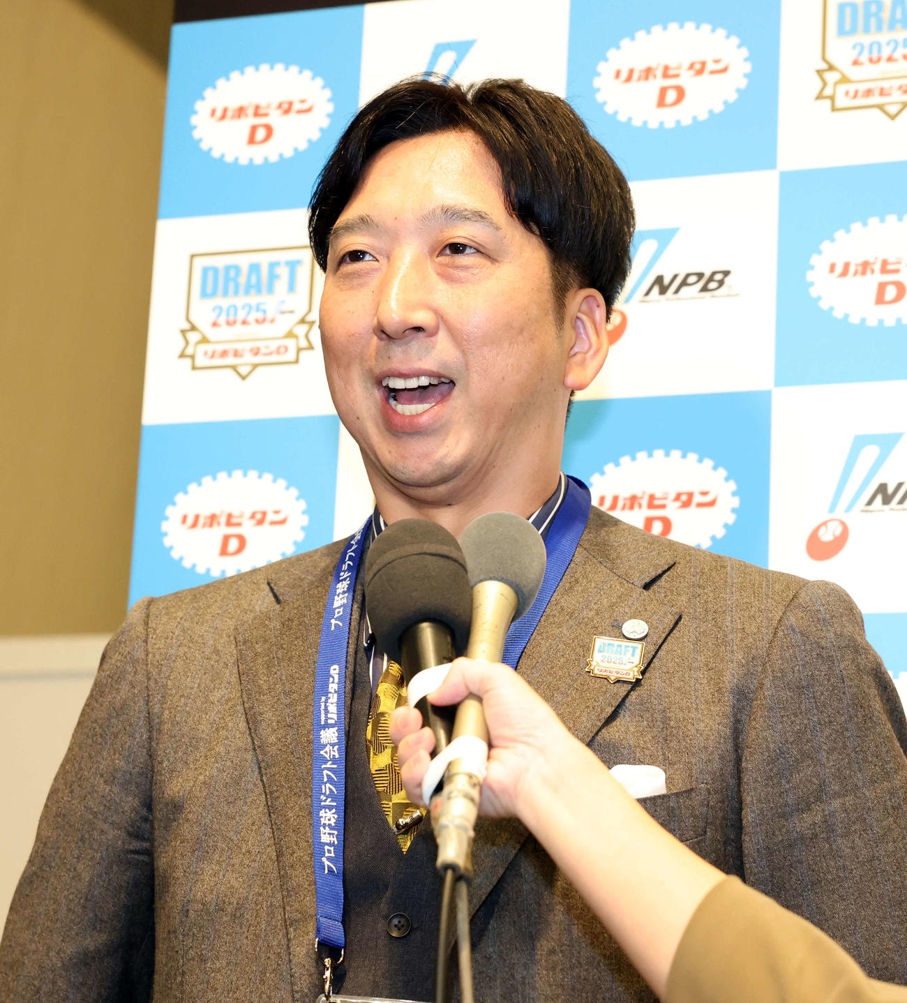 ドラフト1位で創価大・立石の交渉権を獲得した阪神藤川監督は笑顔で質問に答える（撮影・浅見桂子）