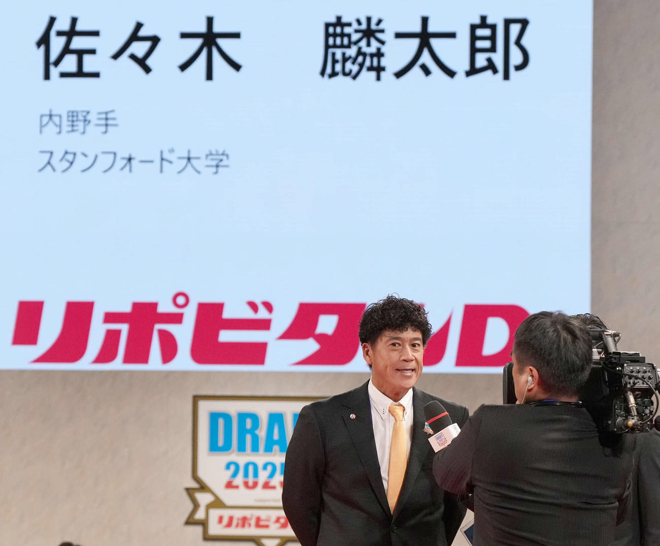 スタンフォード大・佐々木の交渉権を引き当てインタビューに答えるソフトバンク城島CBO（撮影・たえ見朱実）