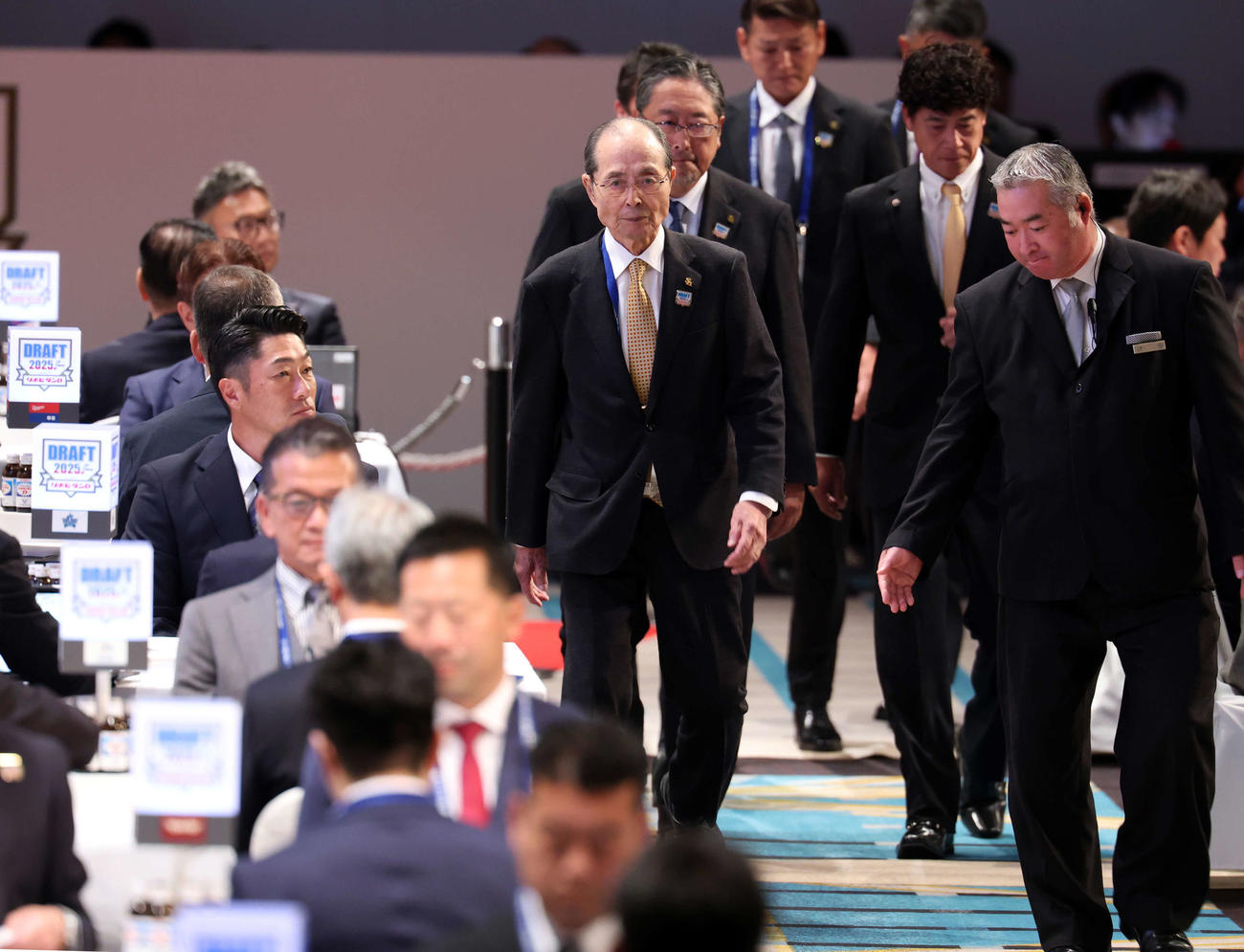 ドラフト会議に臨むソフトバンク王会長（中央）ら（撮影・浅見桂子）