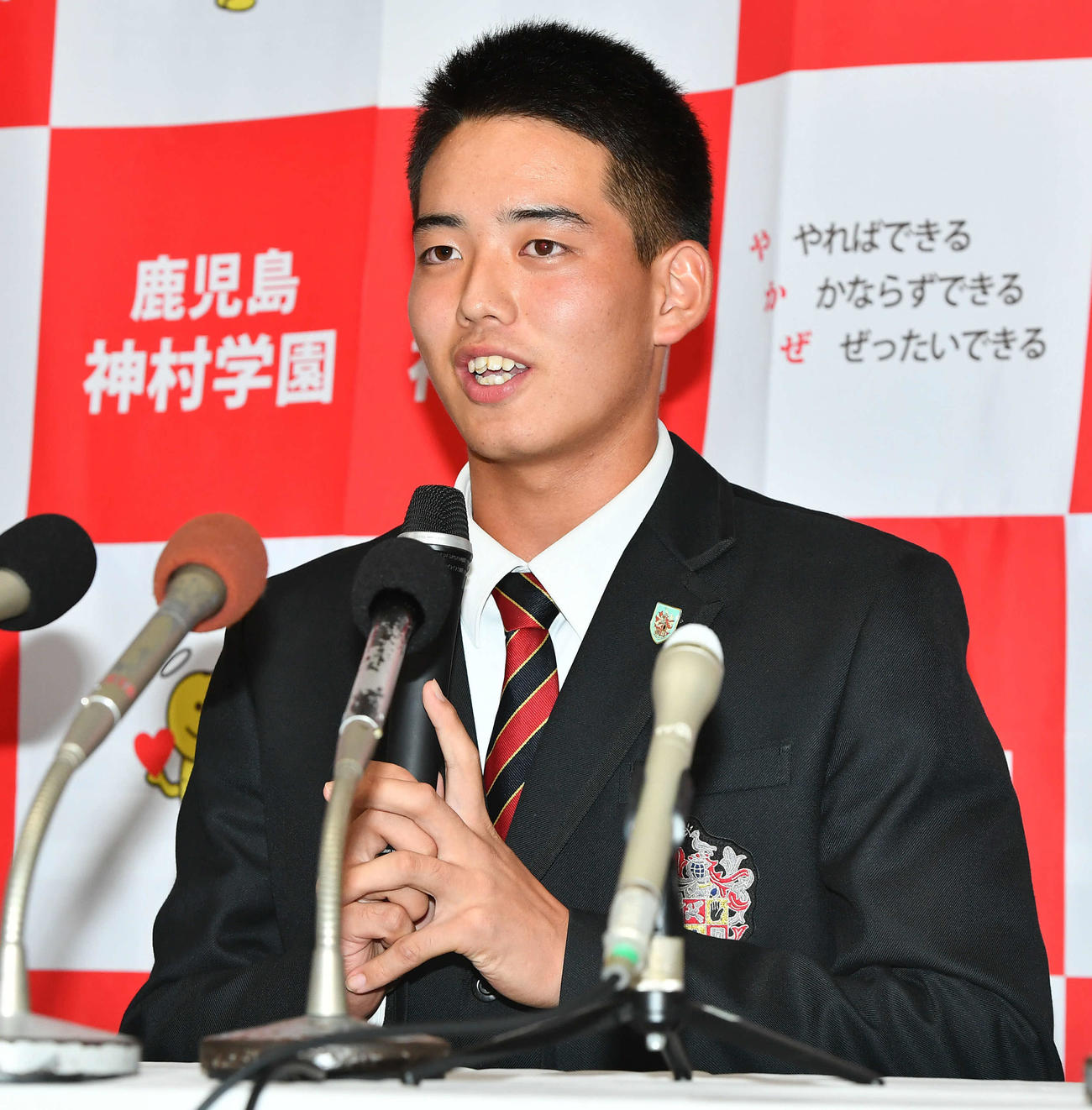 阪神から4位指名を受け、会見を行う神村学園早瀬（撮影・岩下翔太）