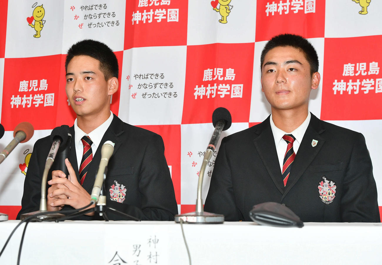 ドラフト会議の結果を受けて会見を行う、阪神4位指名の神村学園早瀬（左）と西武育成2位指名の今岡（撮影・岩下翔太）
