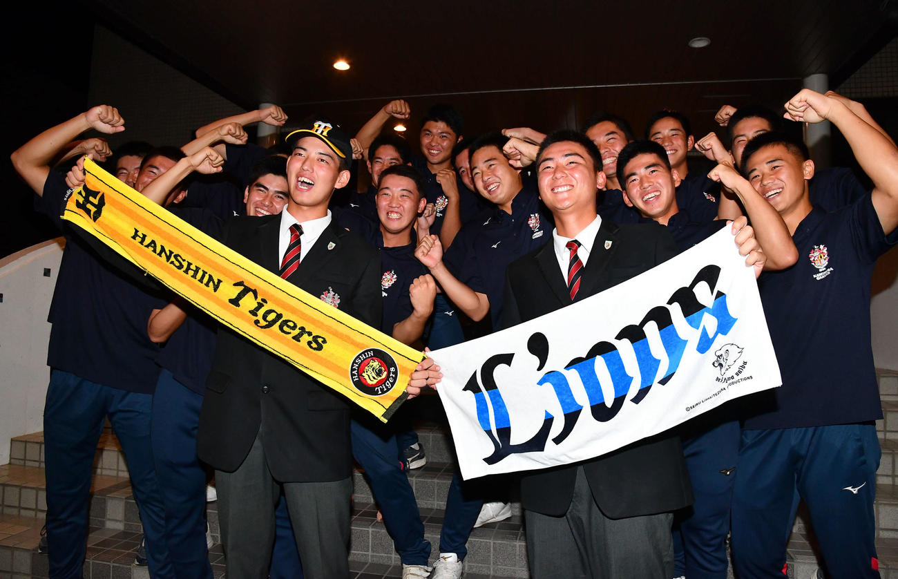 阪神4位指名の神村学園・早瀬（左）と西武育成2位指名の今岡は仲間たちと笑顔で写真に納まる（撮影・岩下翔太）