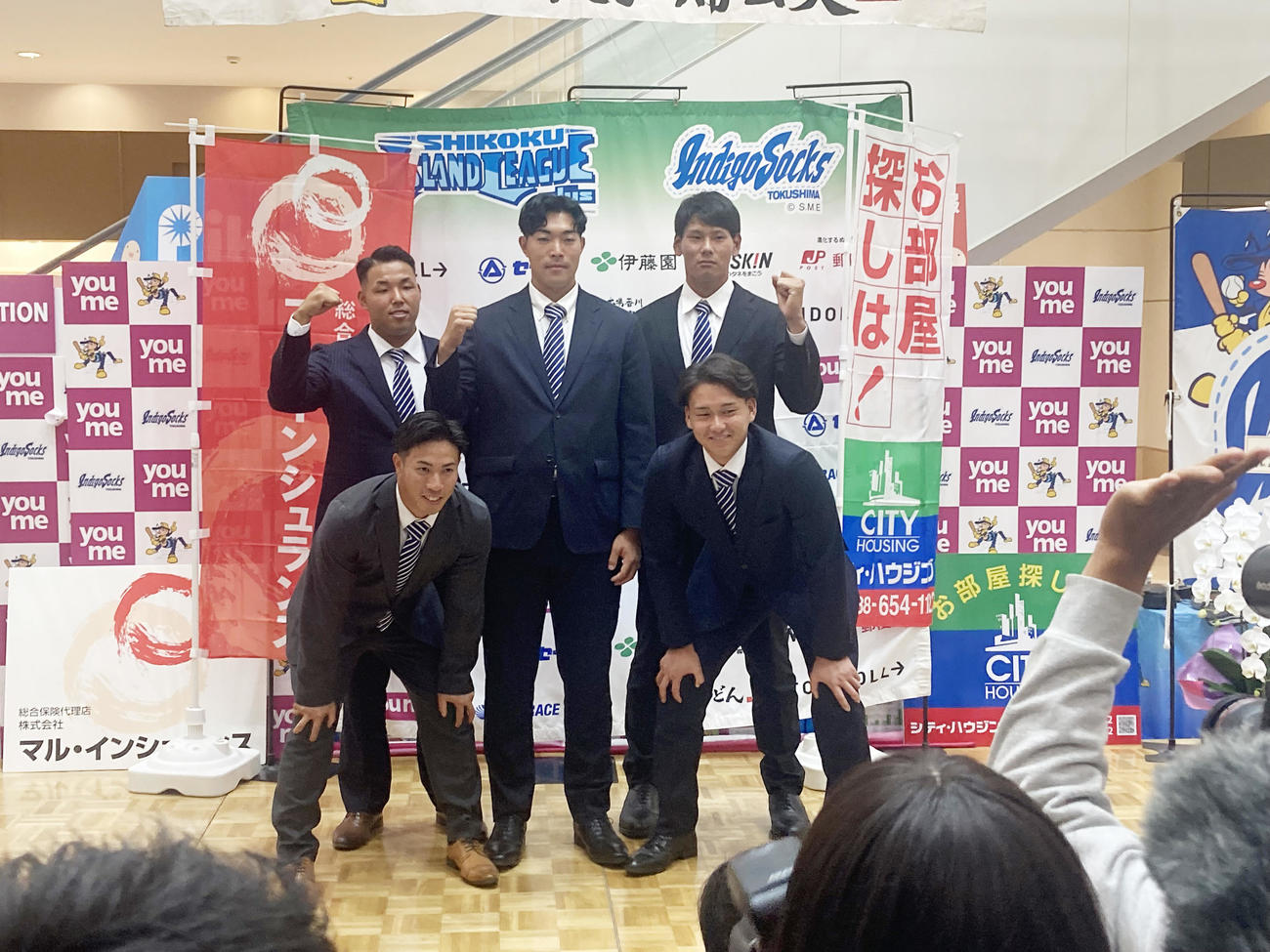 四国IL徳島のドラフト指名選手。前列左から岸本、高橋、後列左から斎藤、篠崎、安藤