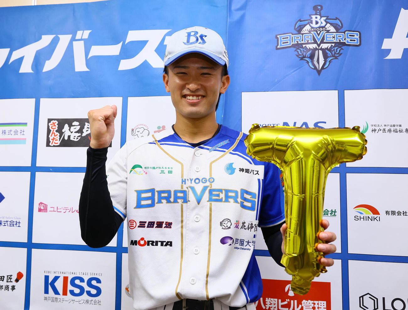 阪神からドラフト育成2巡目で指名され、笑顔でポーズをとる兵庫ブレイバーズの山崎（撮影・藤尾明華）
