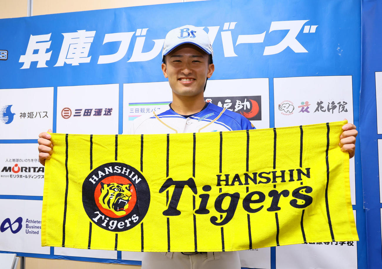 阪神からドラフト育成2位で指名され、笑顔でポーズをとる関西独立リーグ兵庫の山崎（撮影・藤尾明華）