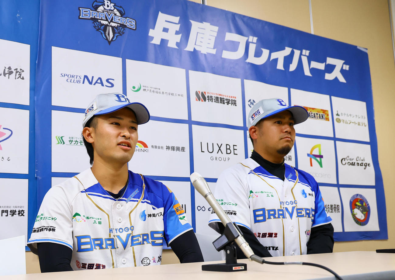 阪神からドラフト育成2位で指名され、記者会見するKDL兵庫の山崎（左）。右は山川監督（撮影・藤尾明華）