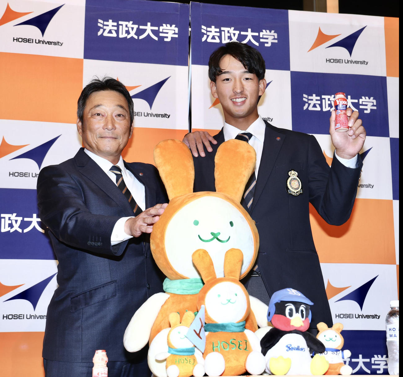 大島監督（左）と写真に納まるヤクルト1位指名を受けた法大・松下（撮影・河田真司）