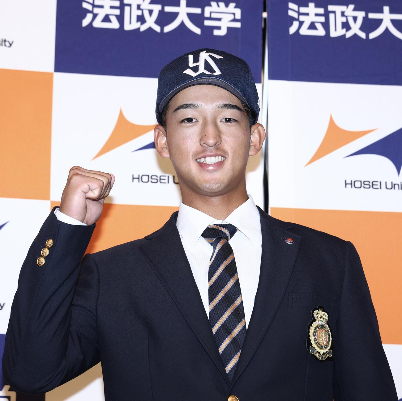 ガッツポーズで写真に納まるヤクルト1位指名を受けた法大・松下（撮影・河田真司）