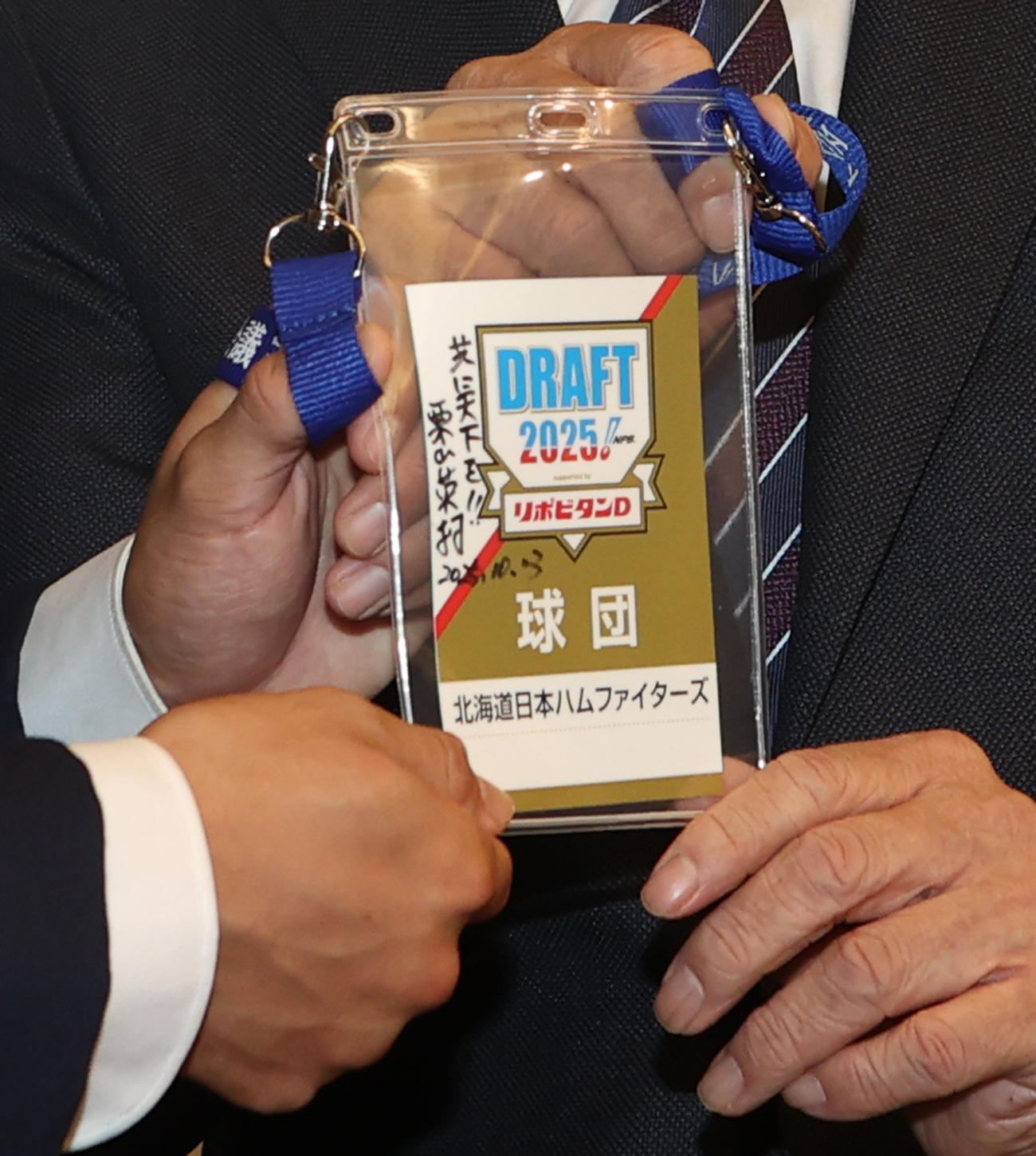 あいさつに訪れた日本ハム栗山CBOが日本ハムドラフト1位大川に渡したドラフト会議で使用したIDには「共に天下を！！」と記されていた（撮影・水谷安孝）