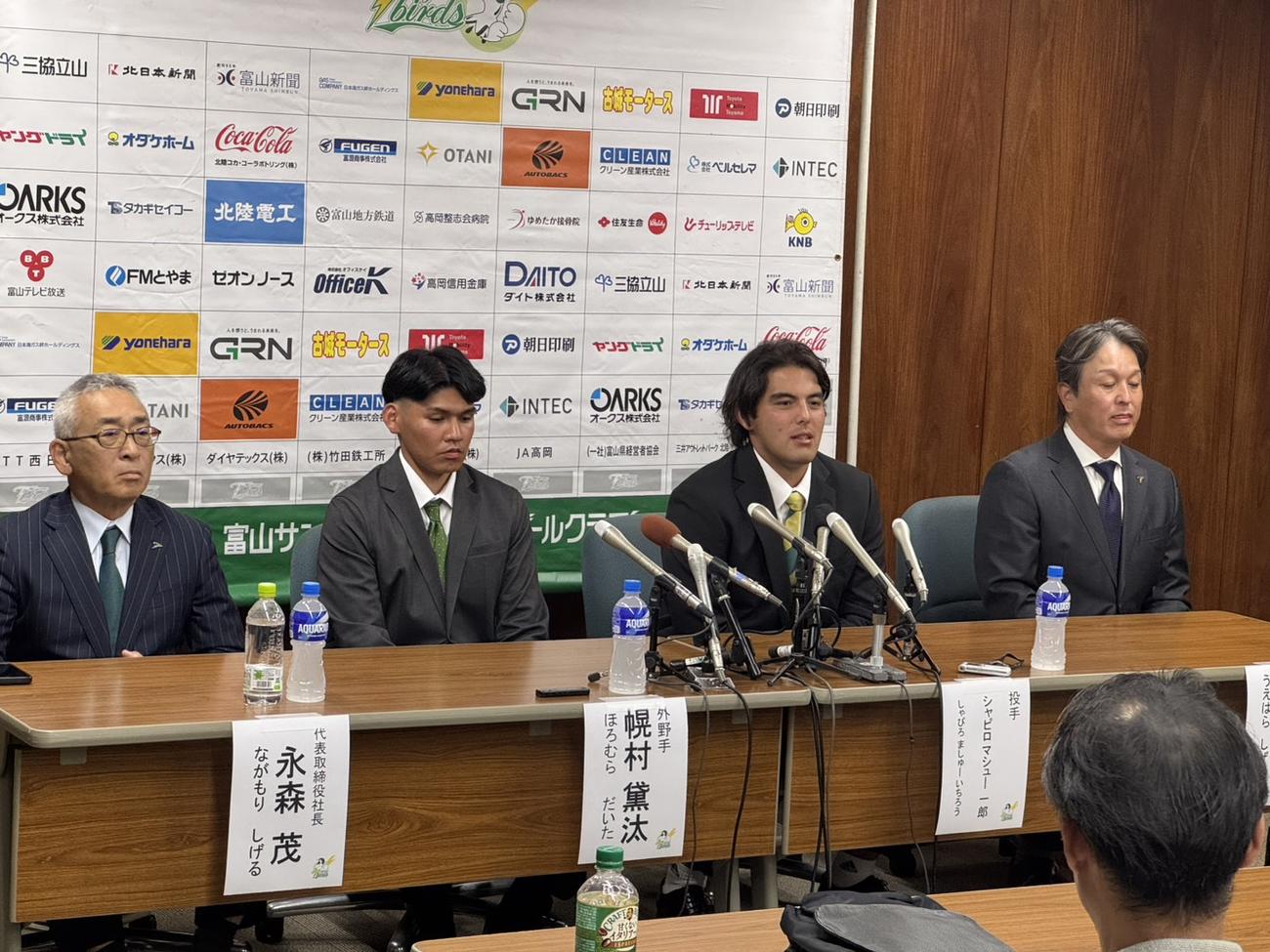 独立L・富山の幌村黛汰外野手（写真左から2人目）とシャピロ・マシュー・一郎投手（写真右から2人目）