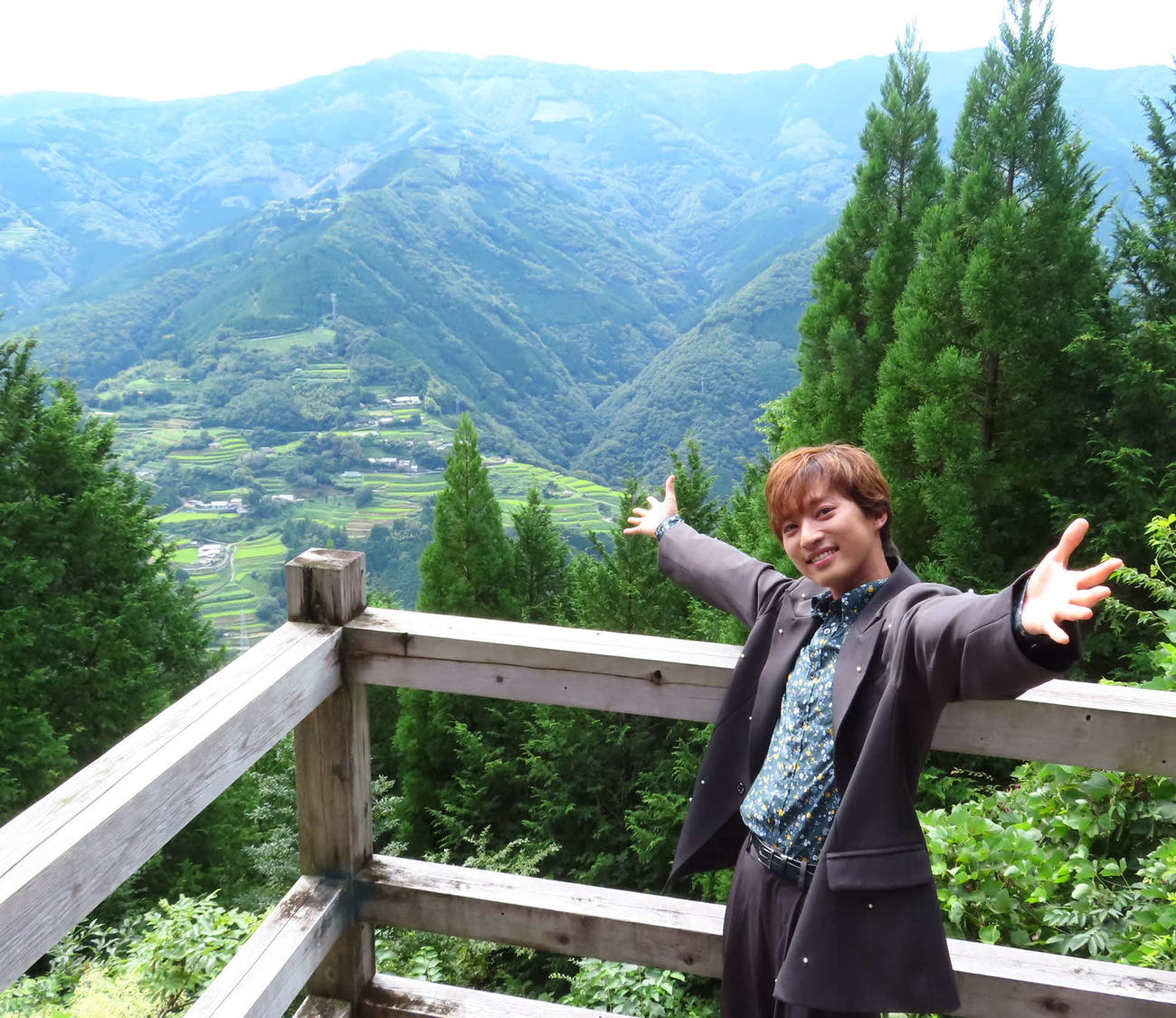 宮崎県椎葉村の「大いちょう展望台」。観光大使を務める歌手の青山新（2025年8月撮影）