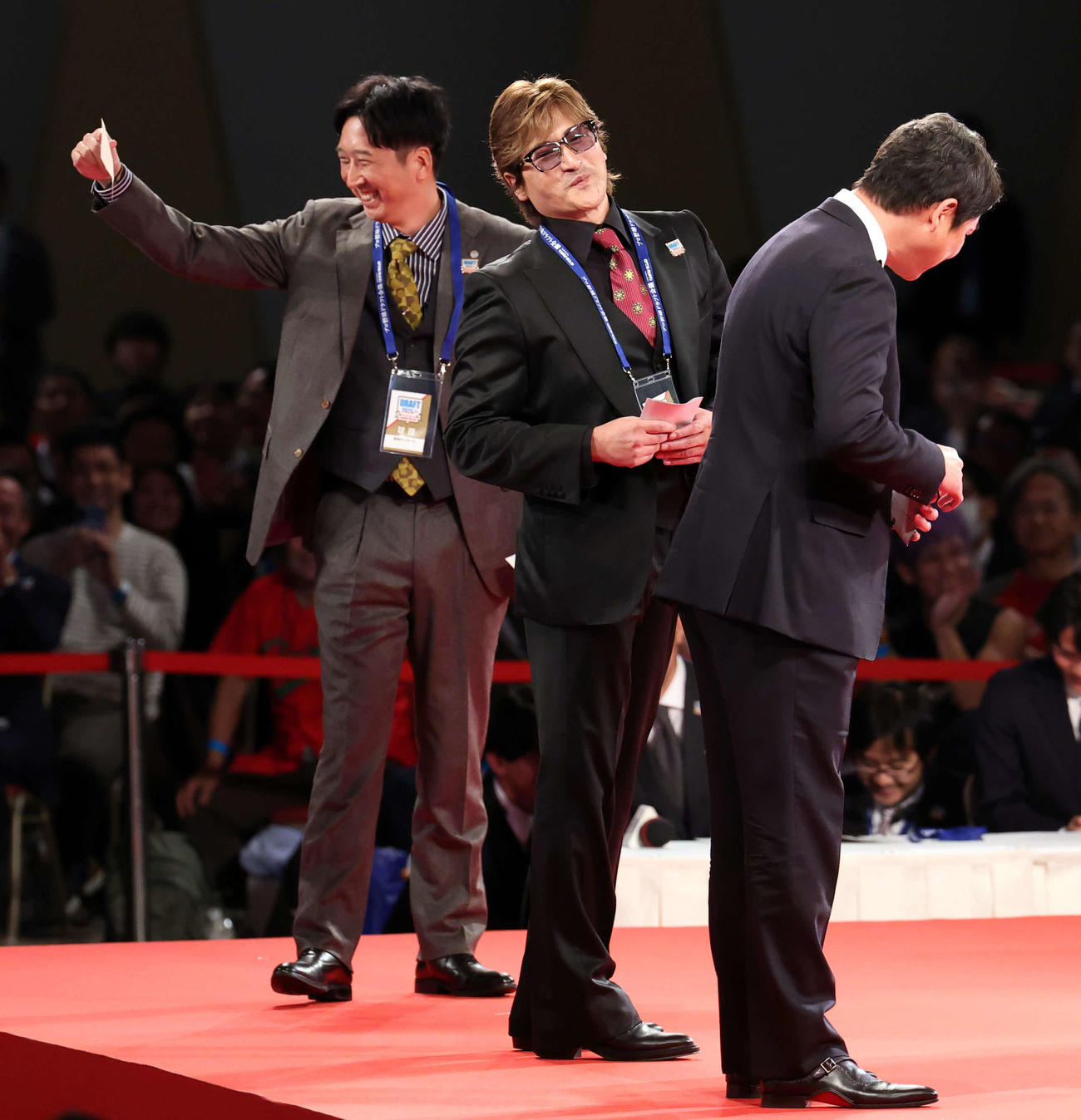 ドラフト1位で創価大・立石の交渉権を獲得し、喜ぶ阪神藤川監督（奥）の手前で悔しそうな日本ハム新庄監督（中央）。右は広島新井監督（2025年10月23日撮影）
