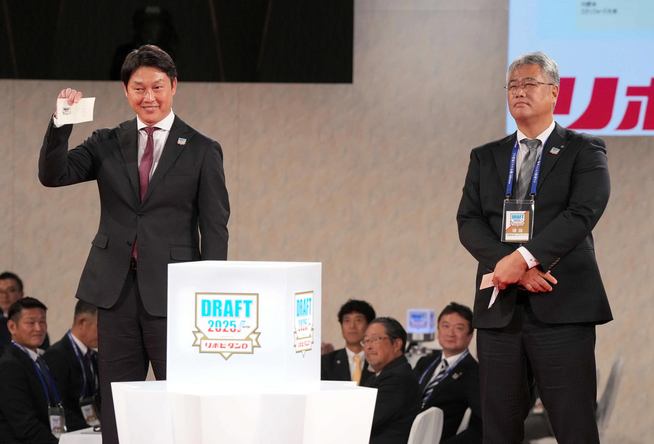 仙台大・平川の交渉権を引き当てた広島新井監督。右は日本ハム木田GM代行（2025年10月23日撮影）
