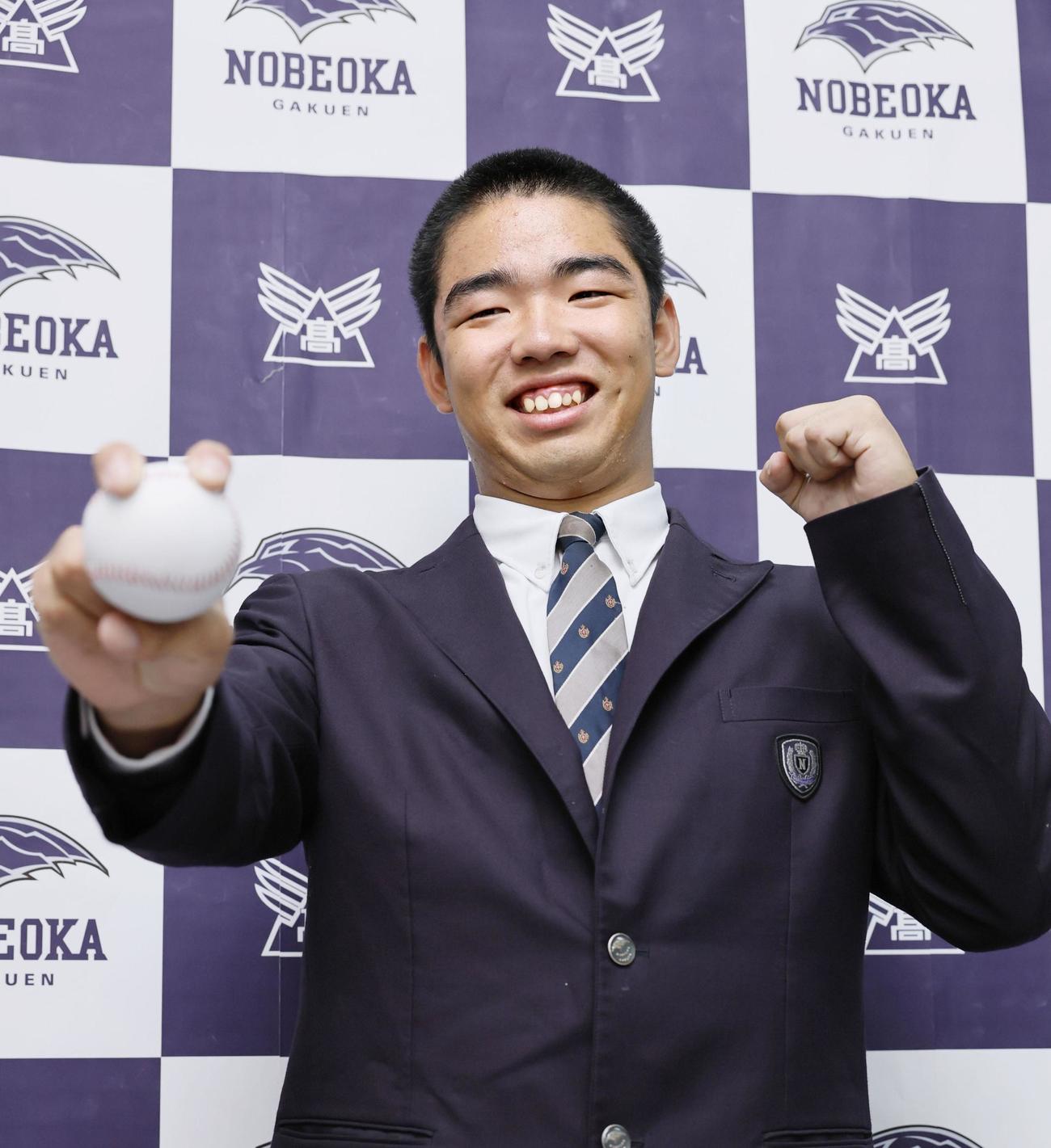 オリックスから1位指名を受け、笑顔でポーズをとる延岡学園・藤川敦也投手（共同）