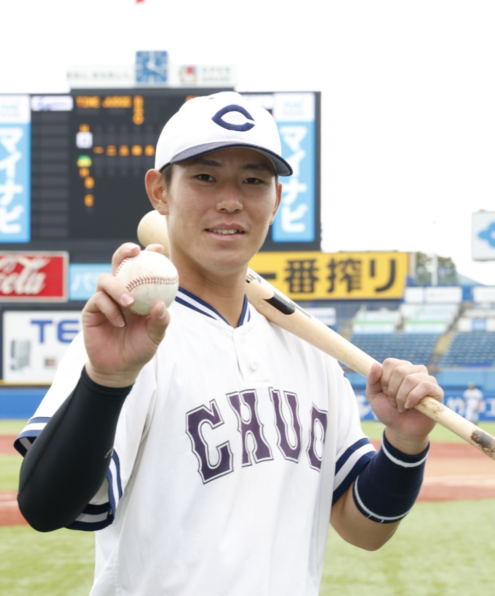 中大対東洋大　試合後、通算100安打目を放ち記念撮影に応じる中大・皆川（撮影・山本朝陽）