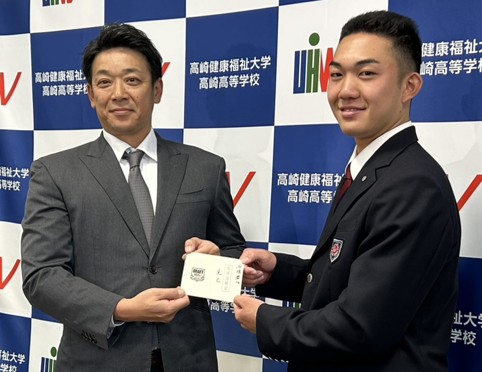 サブロー監督（左）から指名あいさつを受けた健大高崎・石垣（撮影・星夏穂）
