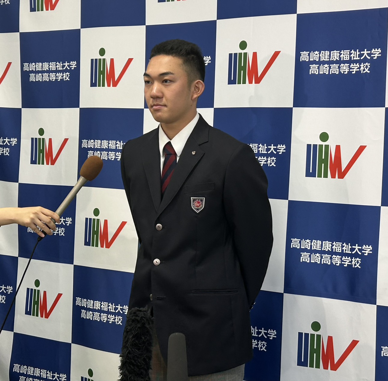 指名あいさつを受けた健大高崎・石垣（撮影・星夏穂）