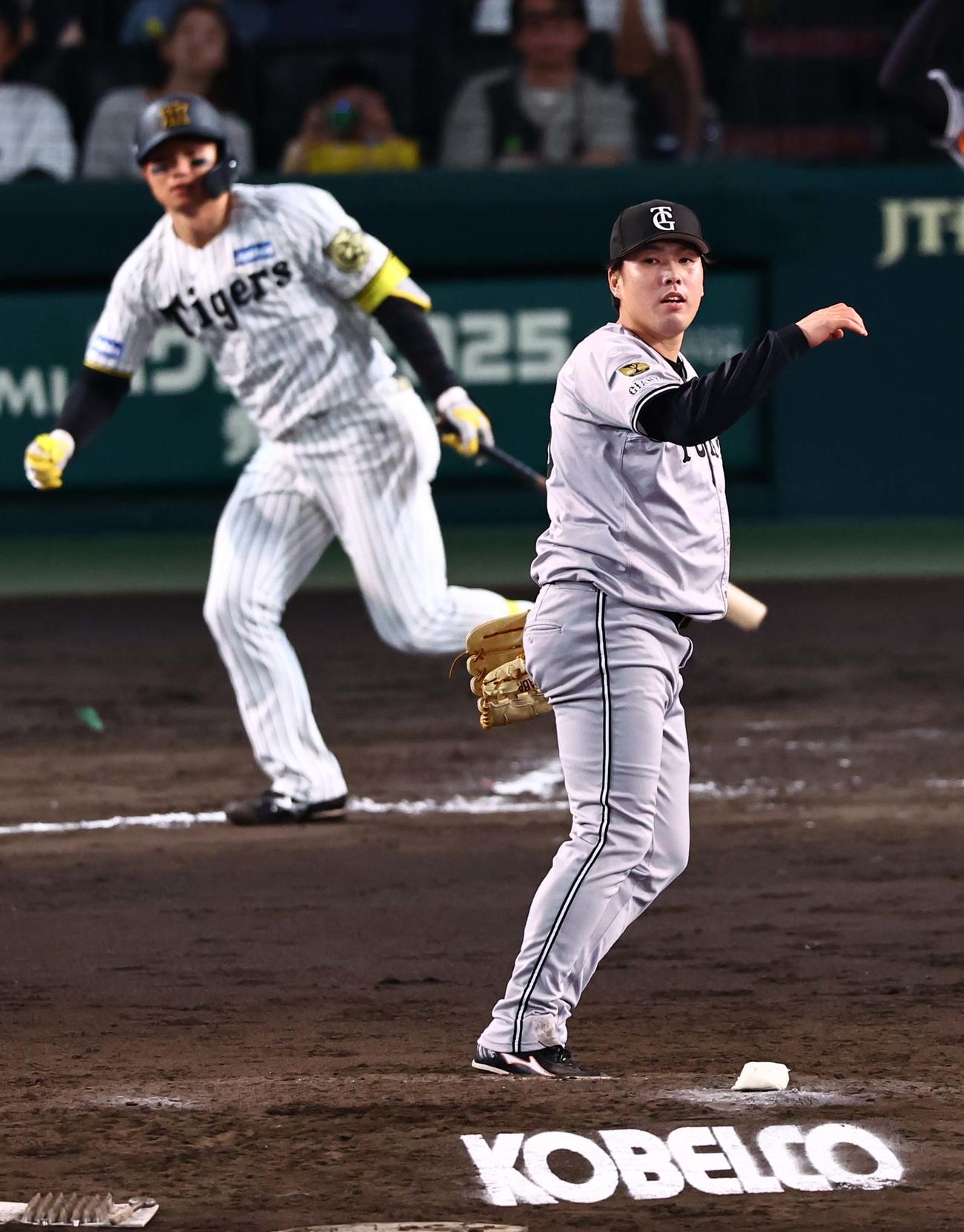 甲子園で登板した馬場皐輔（右）（2025年5月20日撮影）