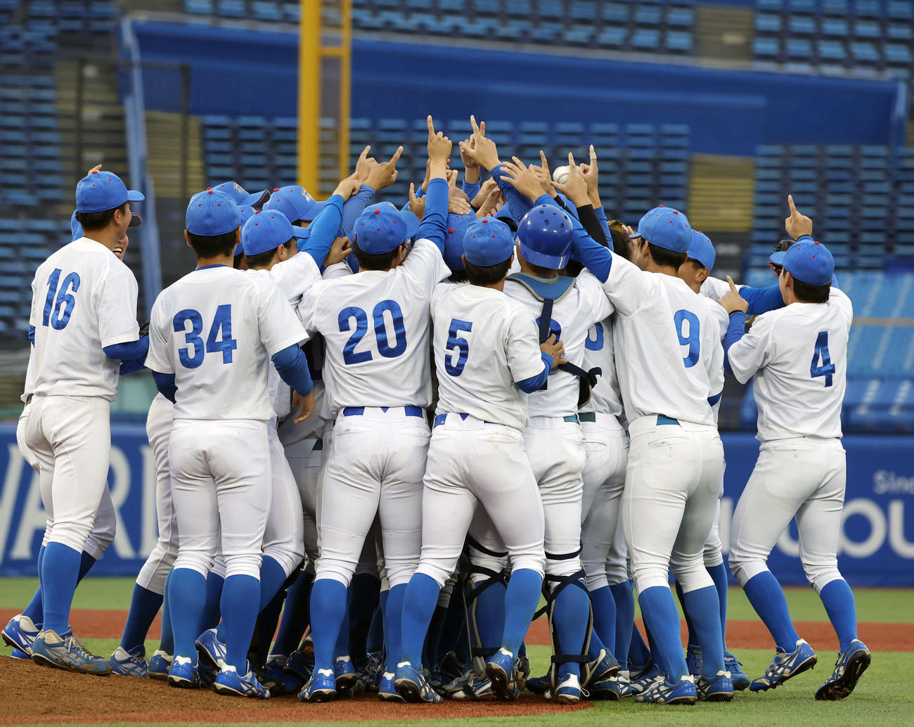 亜大対青学大　優勝を決め喜ぶ青学ナイン（撮影・山本朝陽）