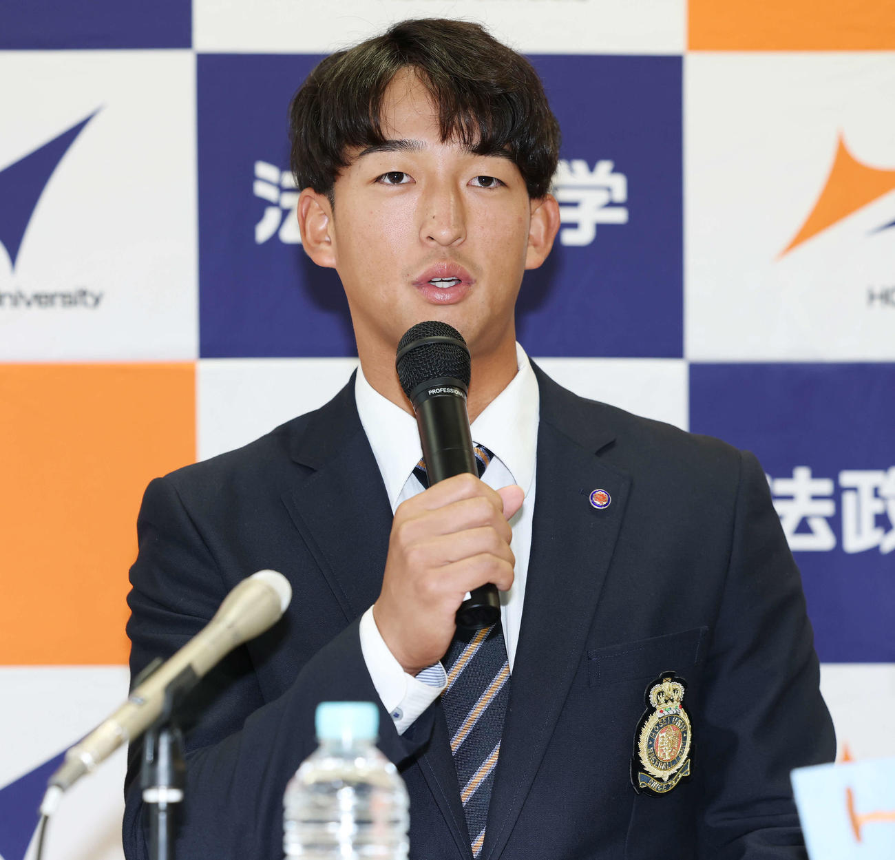 指名あいさつを受け意気込みを語るヤクルトドラフト1位の法大・松下（撮影・宮地輝）