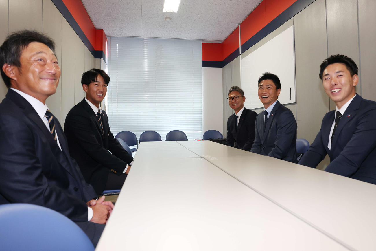 指名あいさつで笑顔を見せる左から法大・大島監督、ヤクルトドラフト1位の松下、橿渕スカウトグループデスク、青木GM特別補佐、余田スカウト（撮影・宮地輝）