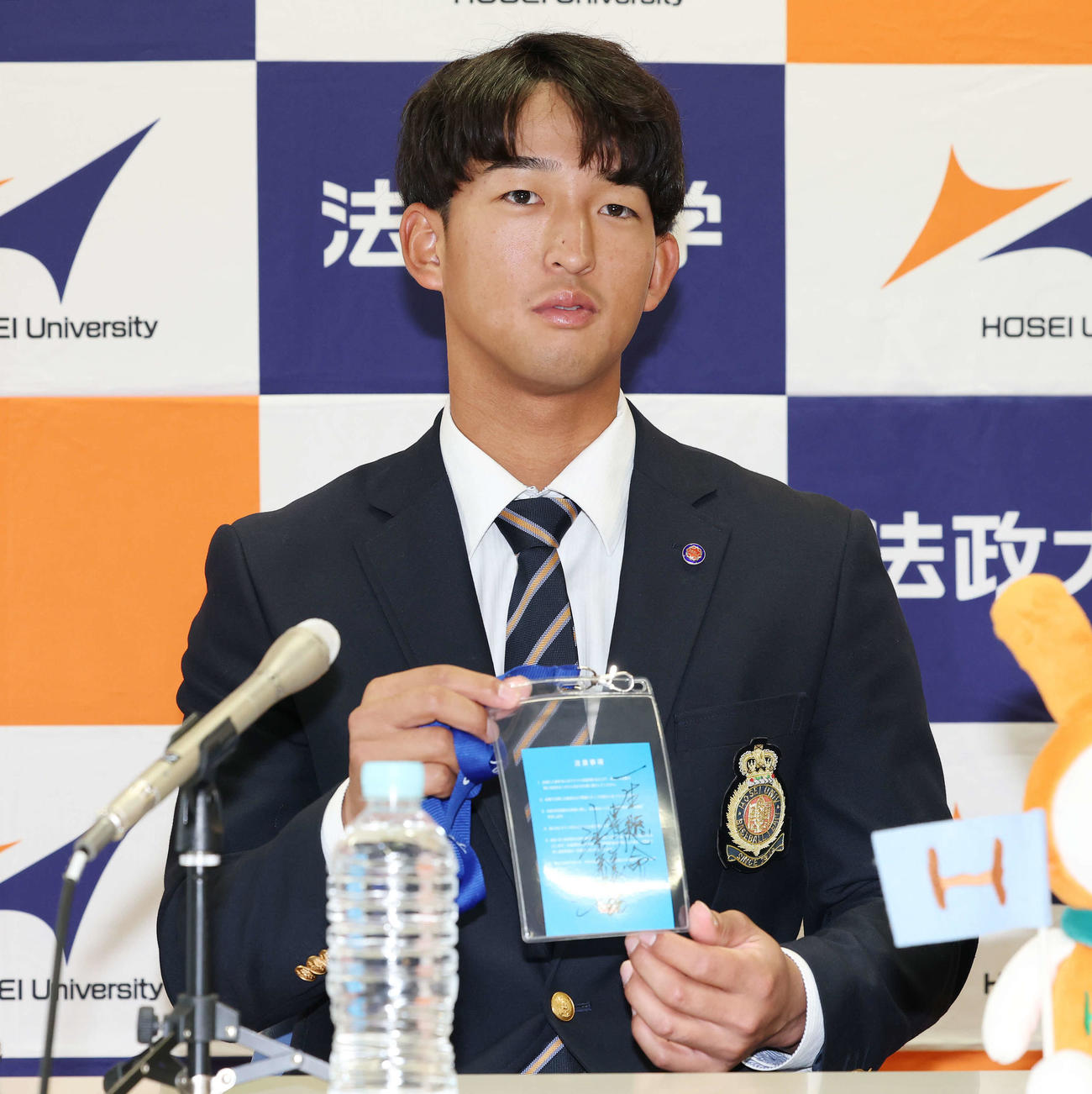 指名あいさつを受け、ヤクルト池山監督の直筆メッセージ入りパスを見せるドラフト1位の法大・松下（撮影・宮地輝）