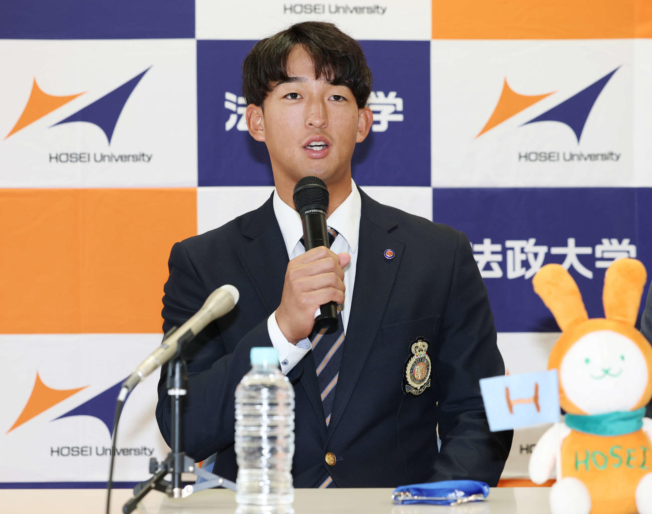 指名あいさつを受け意気込みを語るヤクルトドラフト1位の法大・松下（撮影・宮地輝）