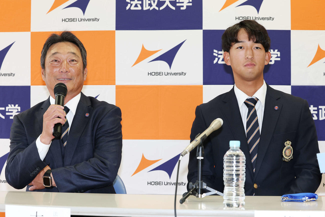 ヤクルトドラフト1位の法大・松下（右）が指名あいさつを受け喜びを語る大島監督（撮影・宮地輝）