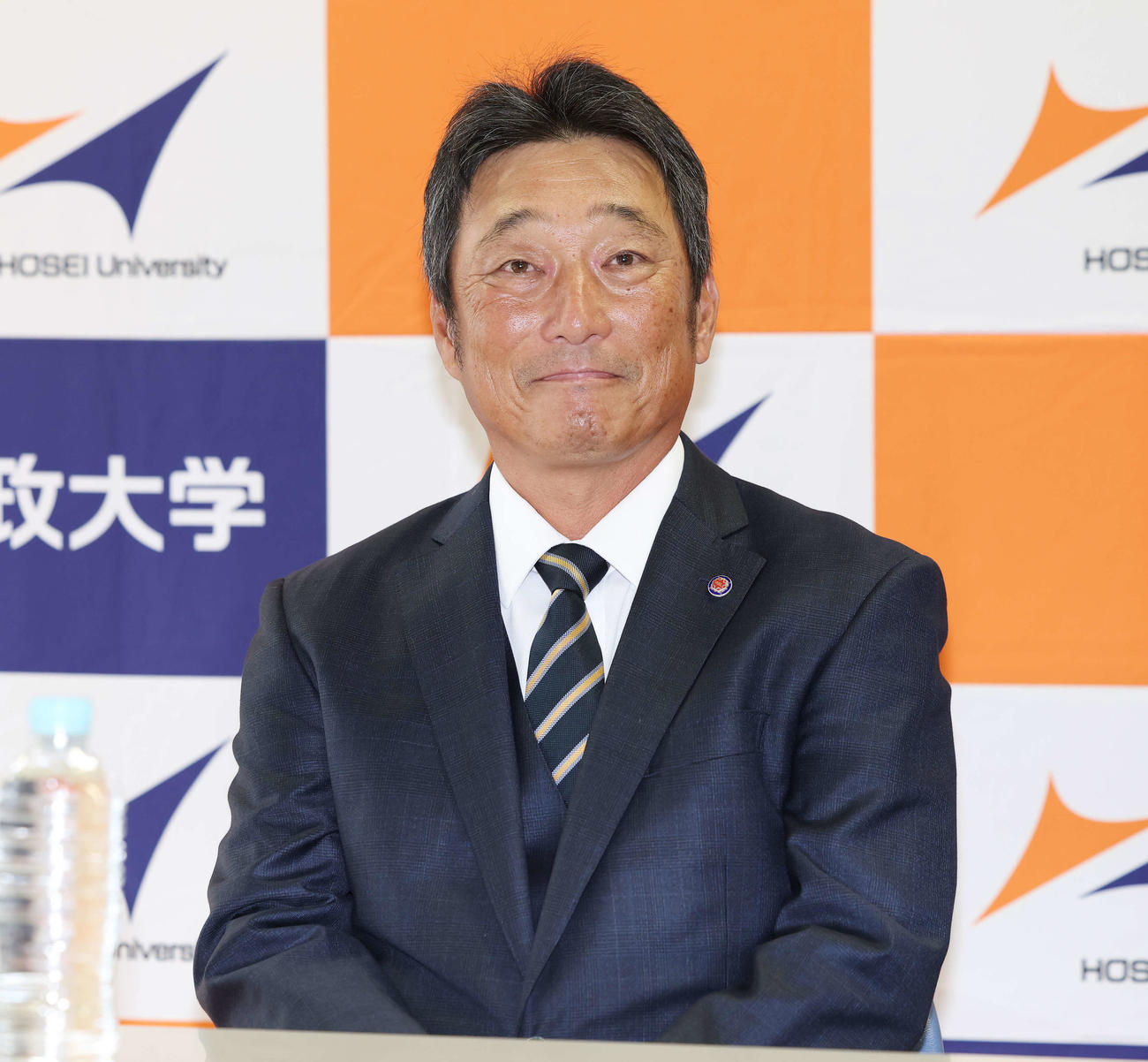 ヤクルトドラフト1位の法大・松下が指名あいさつを受け会見に臨む大島監督（撮影・宮地輝）