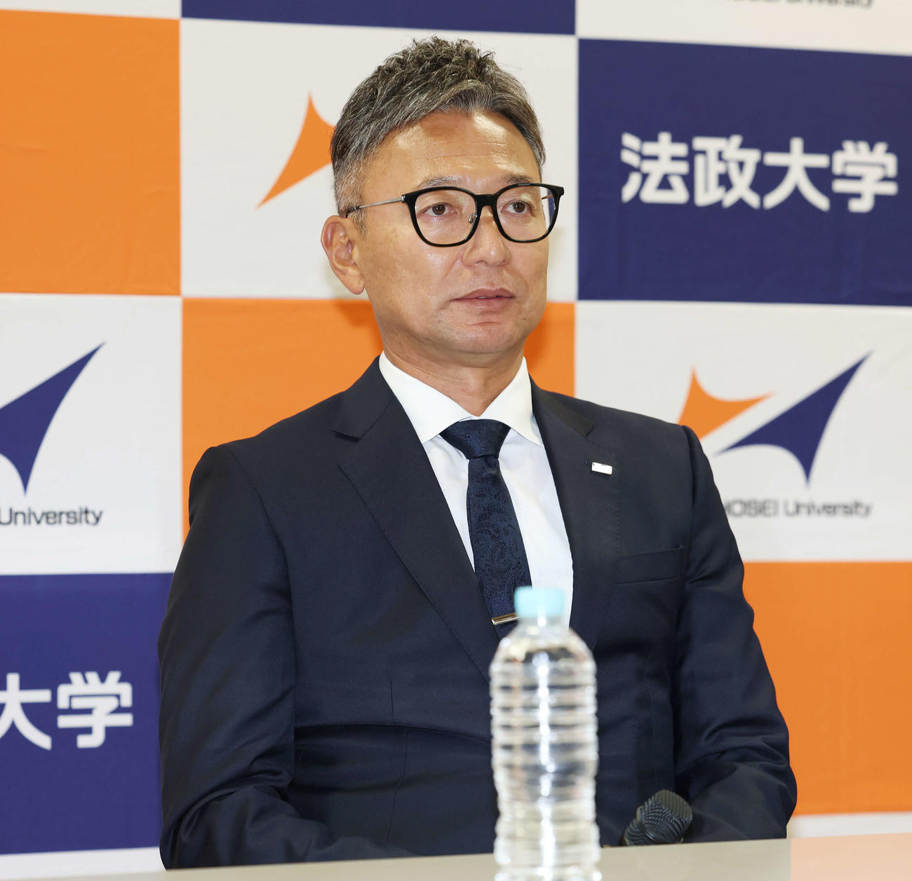 ヤクルトドラフト1位の法大・松下に指名あいさつを行い会見に臨む橿渕スカウトグループデスク（撮影・宮地輝）