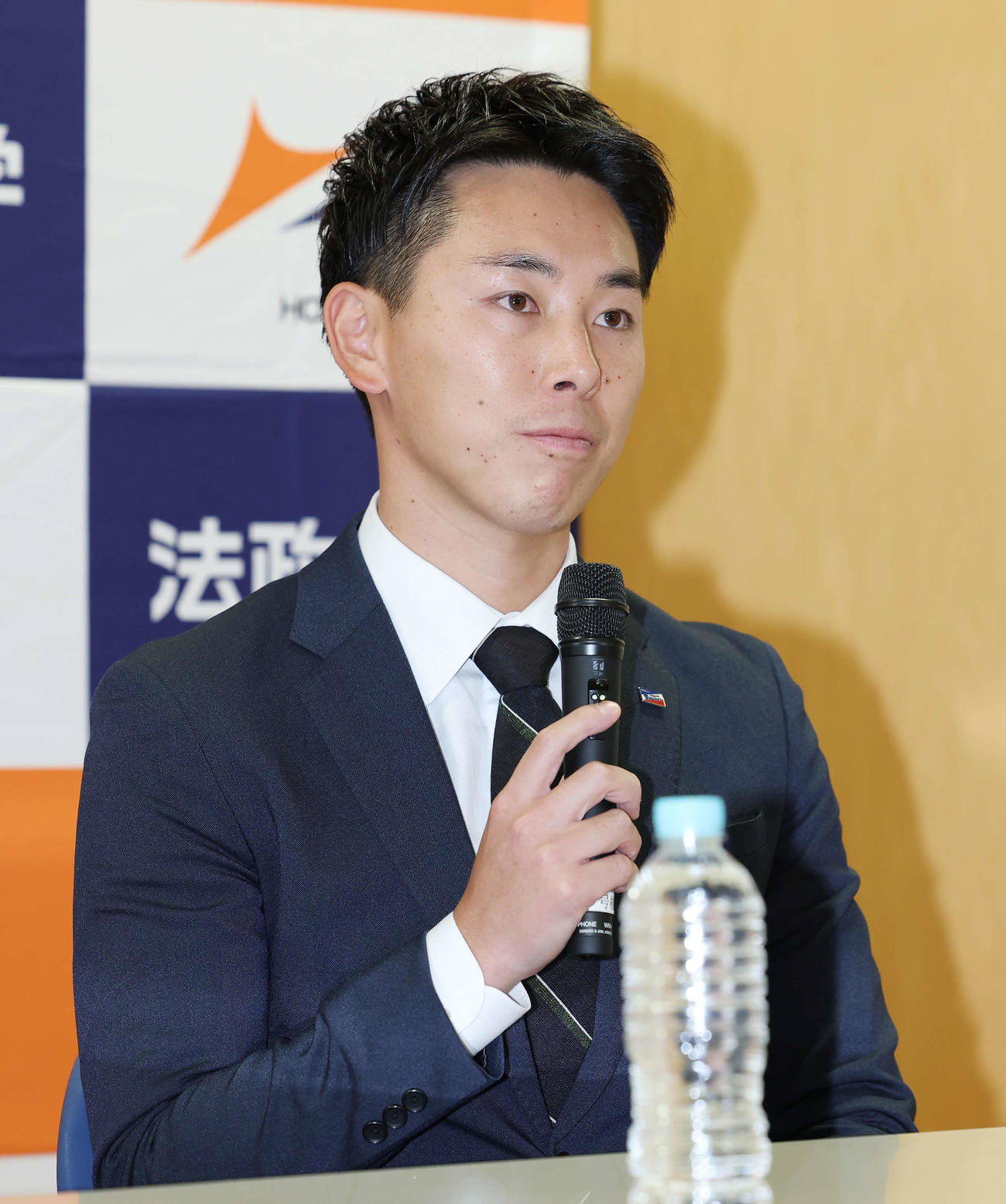 ヤクルトドラフト1位の法大・松下に指名あいさつを行い会見に臨む余田スカウト（撮影・宮地輝）