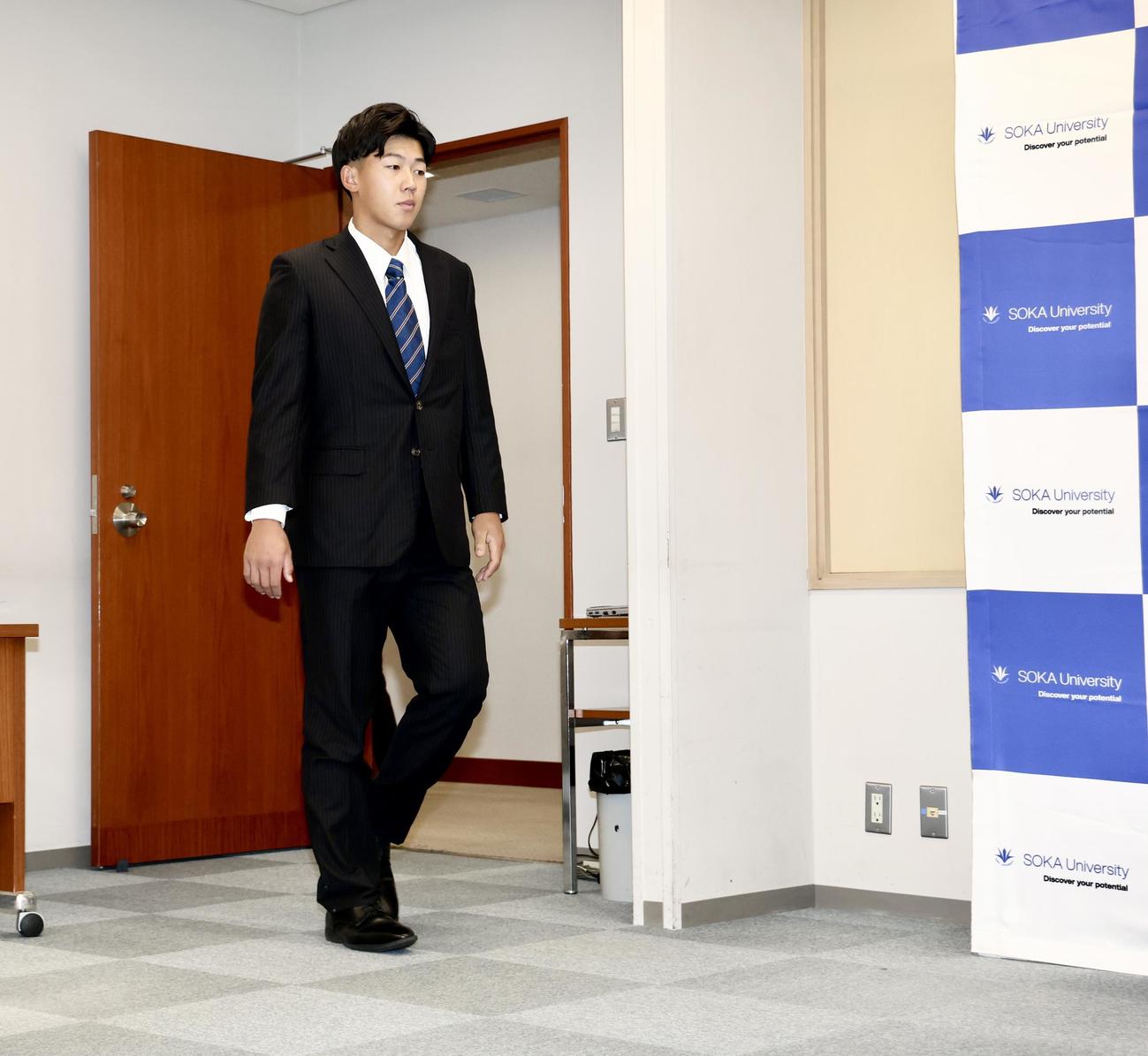 指名あいさつ後の会見に臨む創価大・立石（撮影・河田真司）