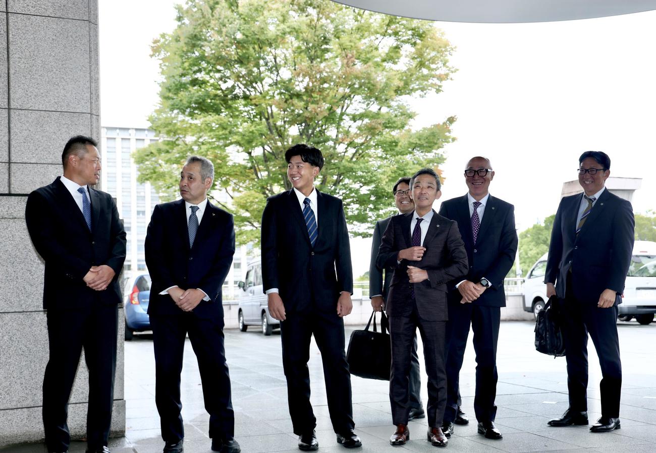 阪神竹内球団副本部長（右から3人目）ら職員を出迎える創価大・立石（中央）（撮影・河田真司）
