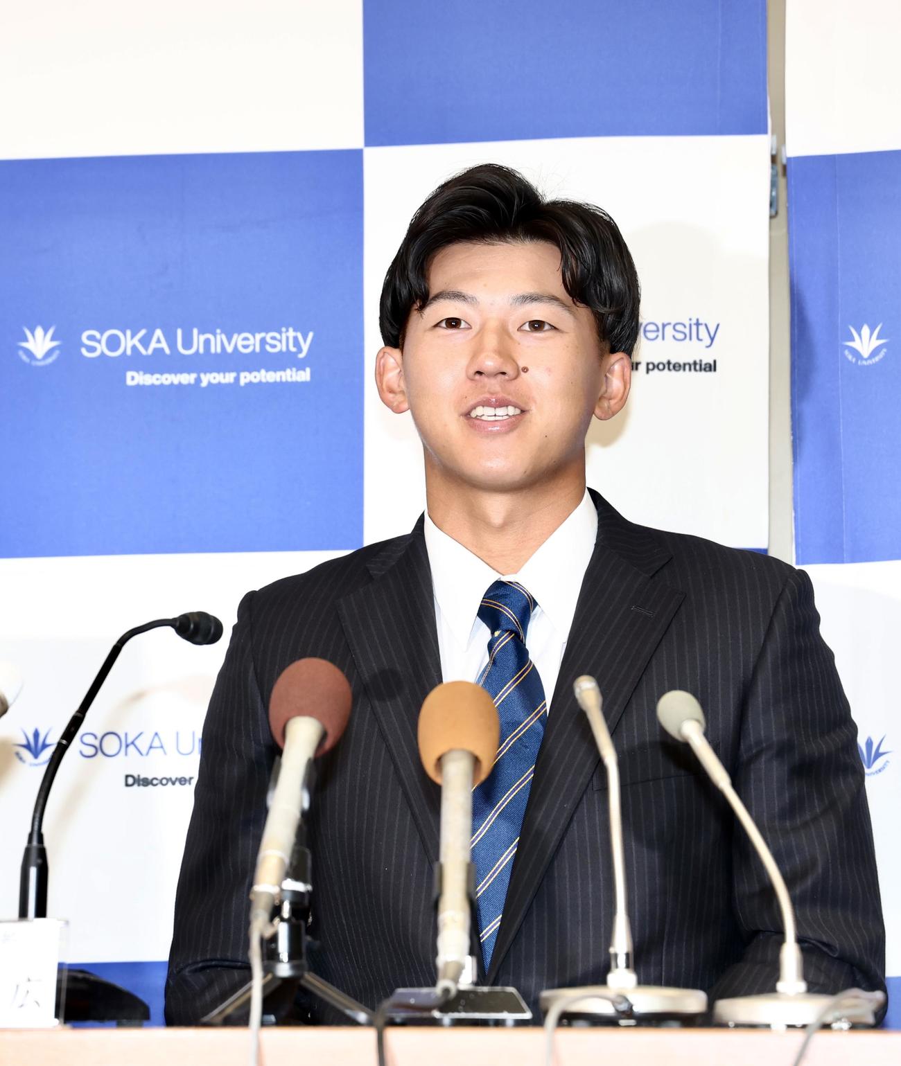 指名あいさつ後の会見に臨む創価大・立石（撮影・河田真司）